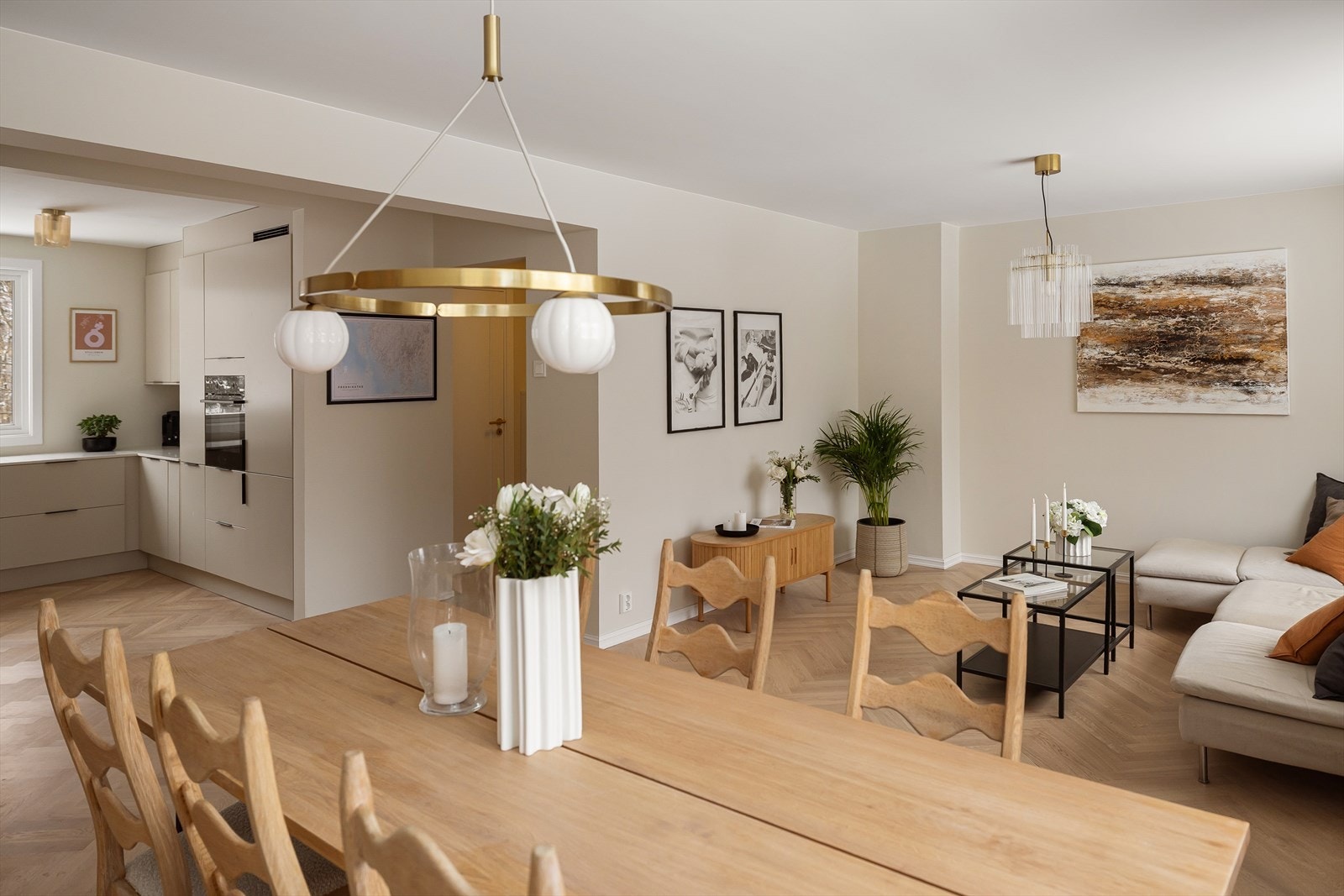 I stuen er det god plass til sofaseksjon med tilhørende møblement, TV-benk og spisenbord. Galleribilde