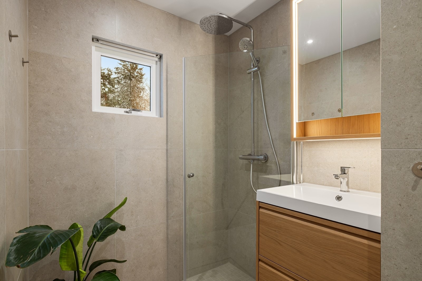 Delikat, flislagt baderom fra 2025 med varme i gulvet. Galleribilde