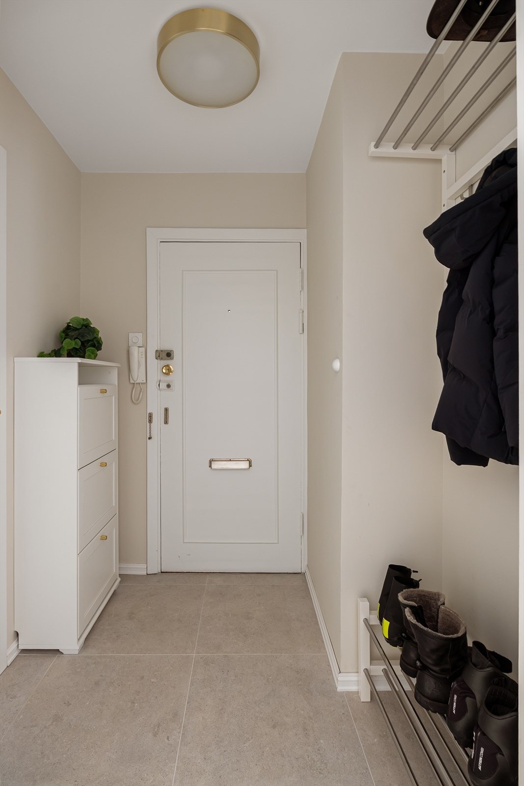 Velkommen inn! En lys og innbydende entré som gir et godt førsteinntrykk av leiligheten. God plass til sko og yttertøy. Galleribilde