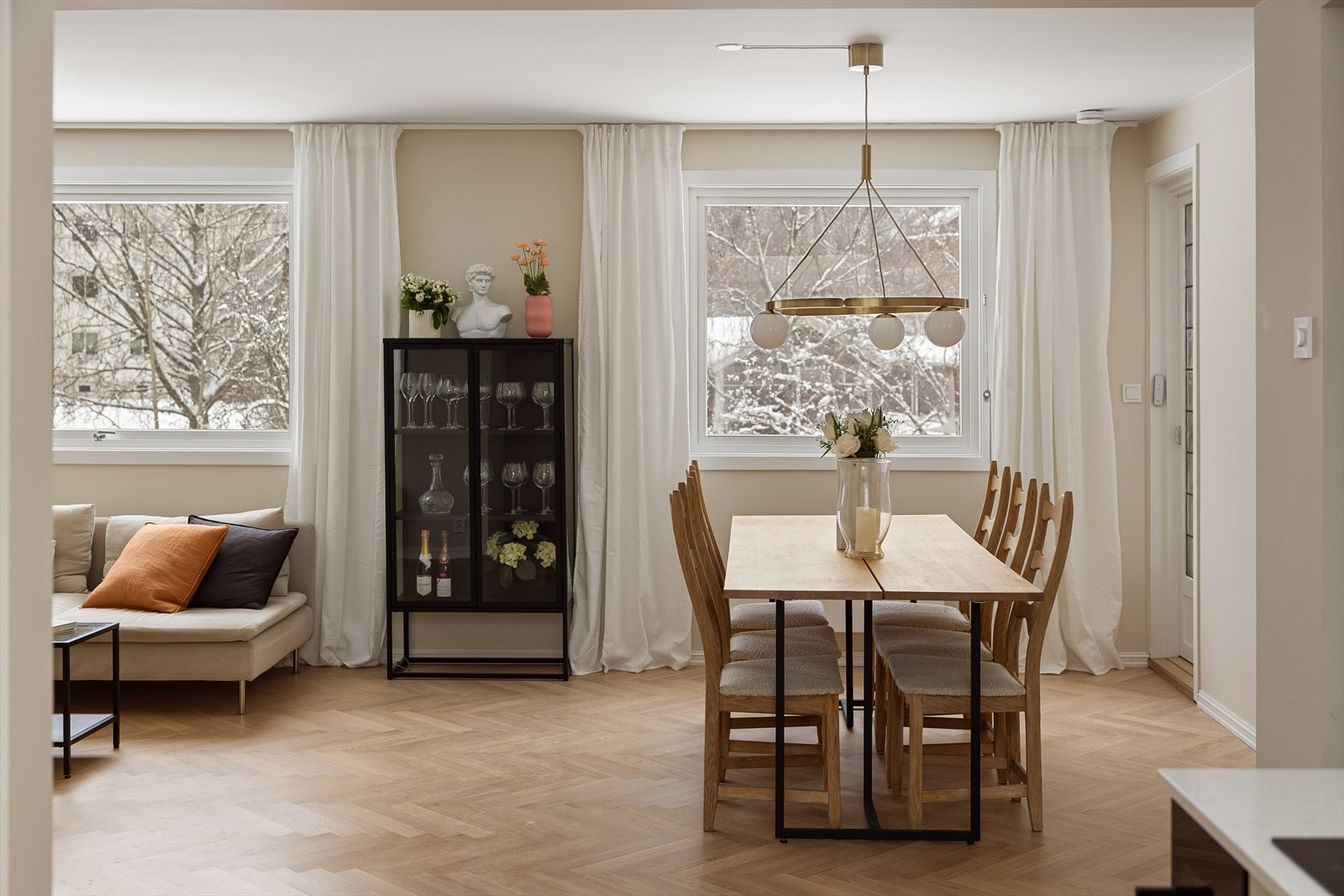 Store vindusflater som gir rikelig med luft og lys. Galleribilde