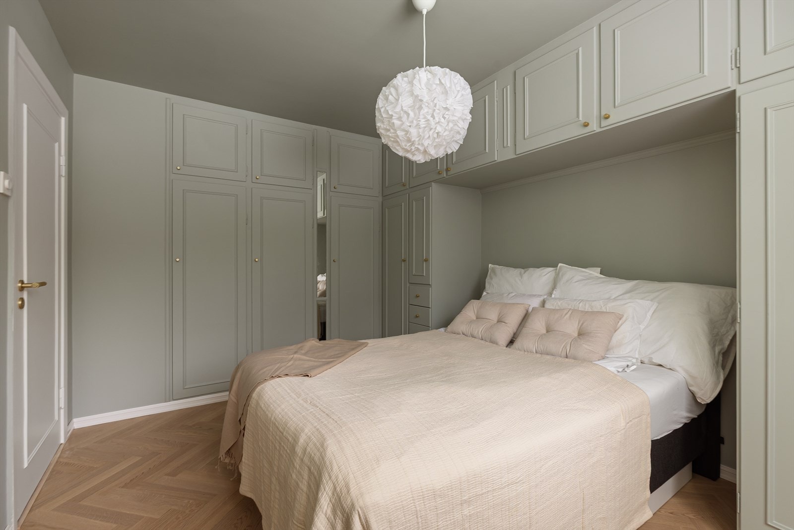 Masse oppbevaringsplass i plassbygd garderobeløsning. Galleribilde