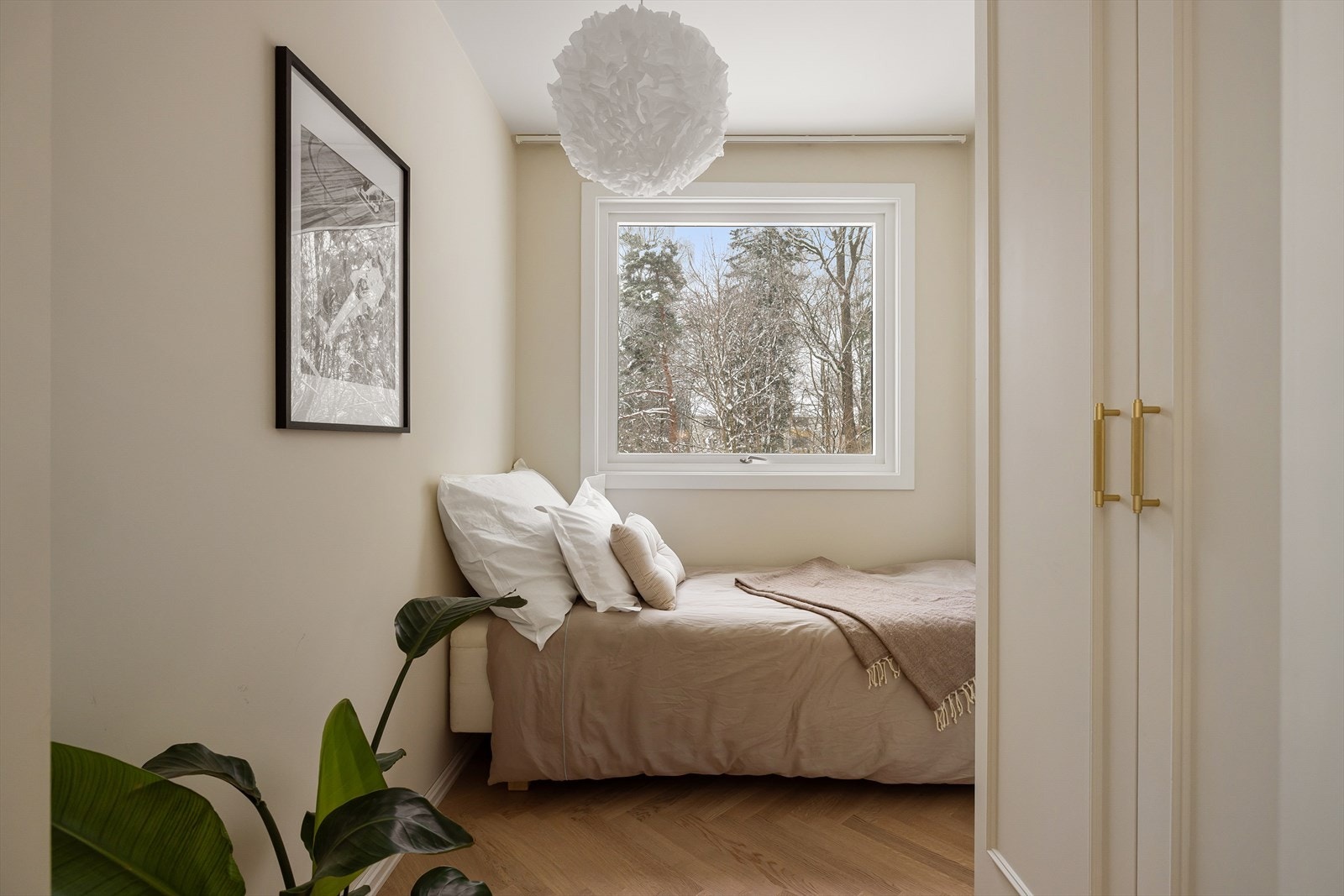 Soverom tre er også av god størrelse og har plass til dobbeltseng og godt med oppbevaringsplass i plassbygd garderobeløsning. Galleribilde