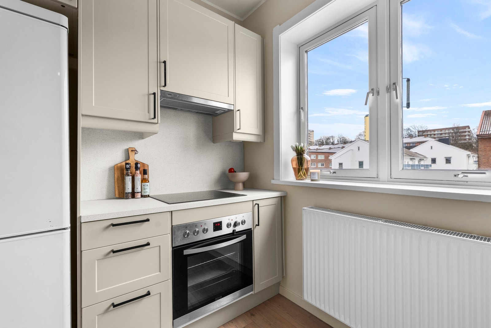 Kjøkkenet har vindu som gir godt med dagslys, og oppvarming fra panelovn plassert på veggen under vinduet. Galleribilde