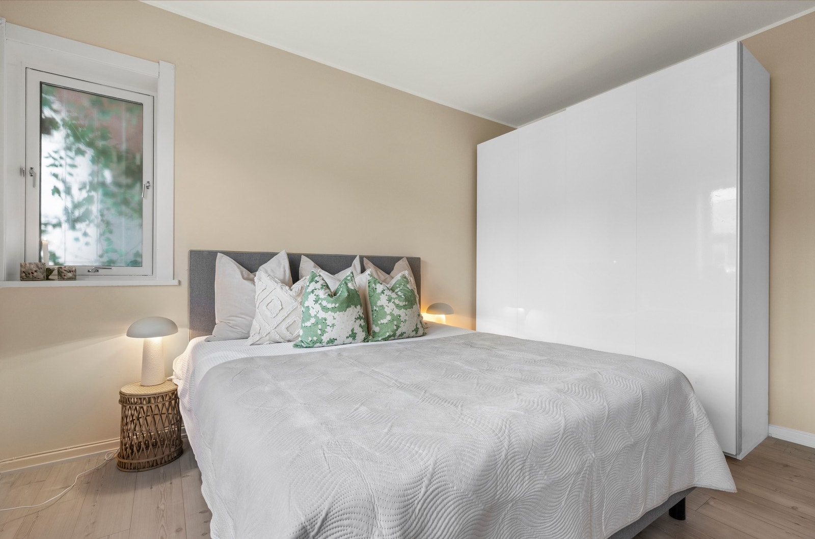 Romslig soverom med god plass til dobbeltseng og tilhørende møblement, malt i tidsriktige farger i 2025. Galleribilde