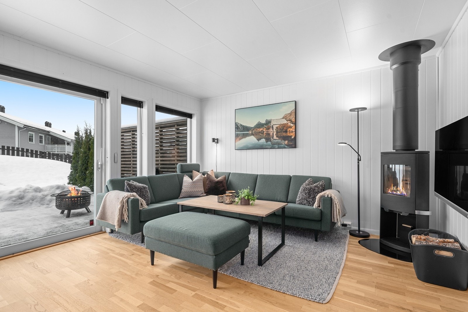 Vedfyring i stue som gir en god tilleggsvarme på kalde vinterdager. Galleribilde