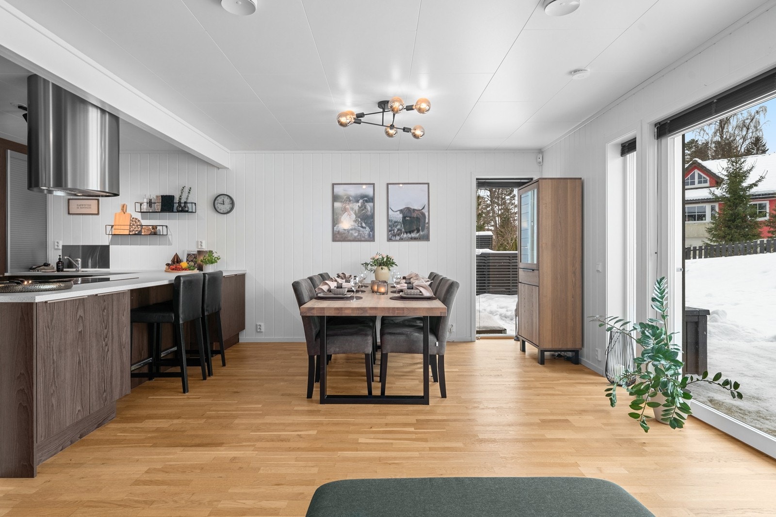 God plass til spisestue som innbyr til lystige lag med venner og familie. Galleribilde