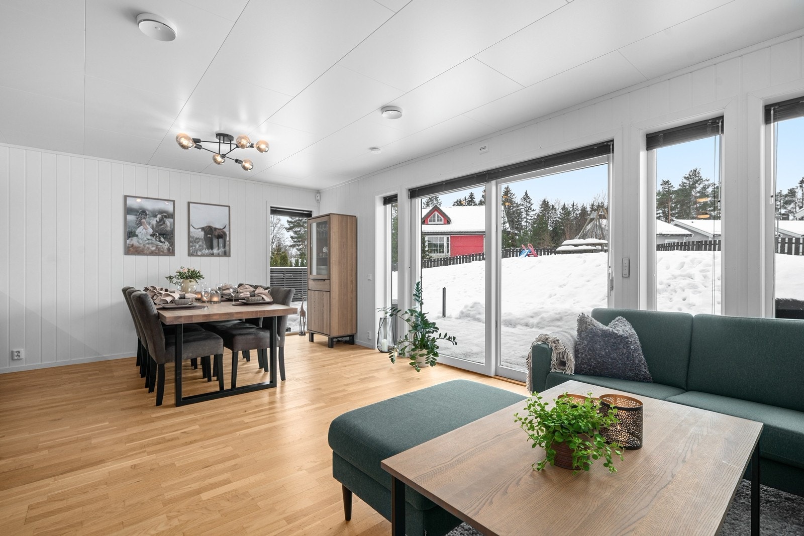 Fra stuen er det skyvedør ut til en sørvestvent terrasse på ca. 21 kvm. Direkte utgang til hage og fellesarealer. Galleribilde