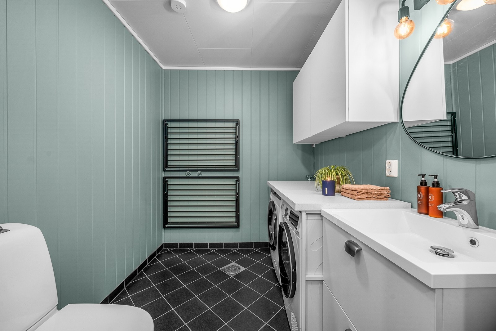 Vaskerom/gjestetoalett praktisk plassert ved entré. Opplegg for dusjkabinett om ønskelig. Galleribilde