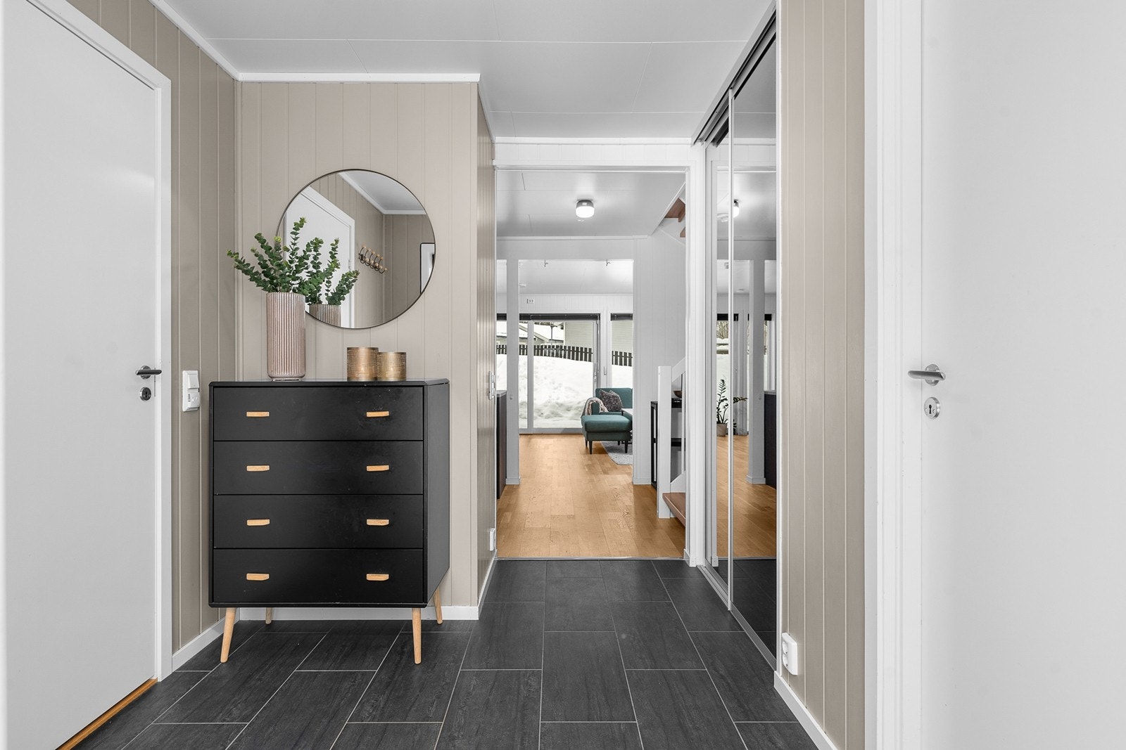 Skyvedørsgarderobe i entré for oppbevaring av yttertøy. Galleribilde