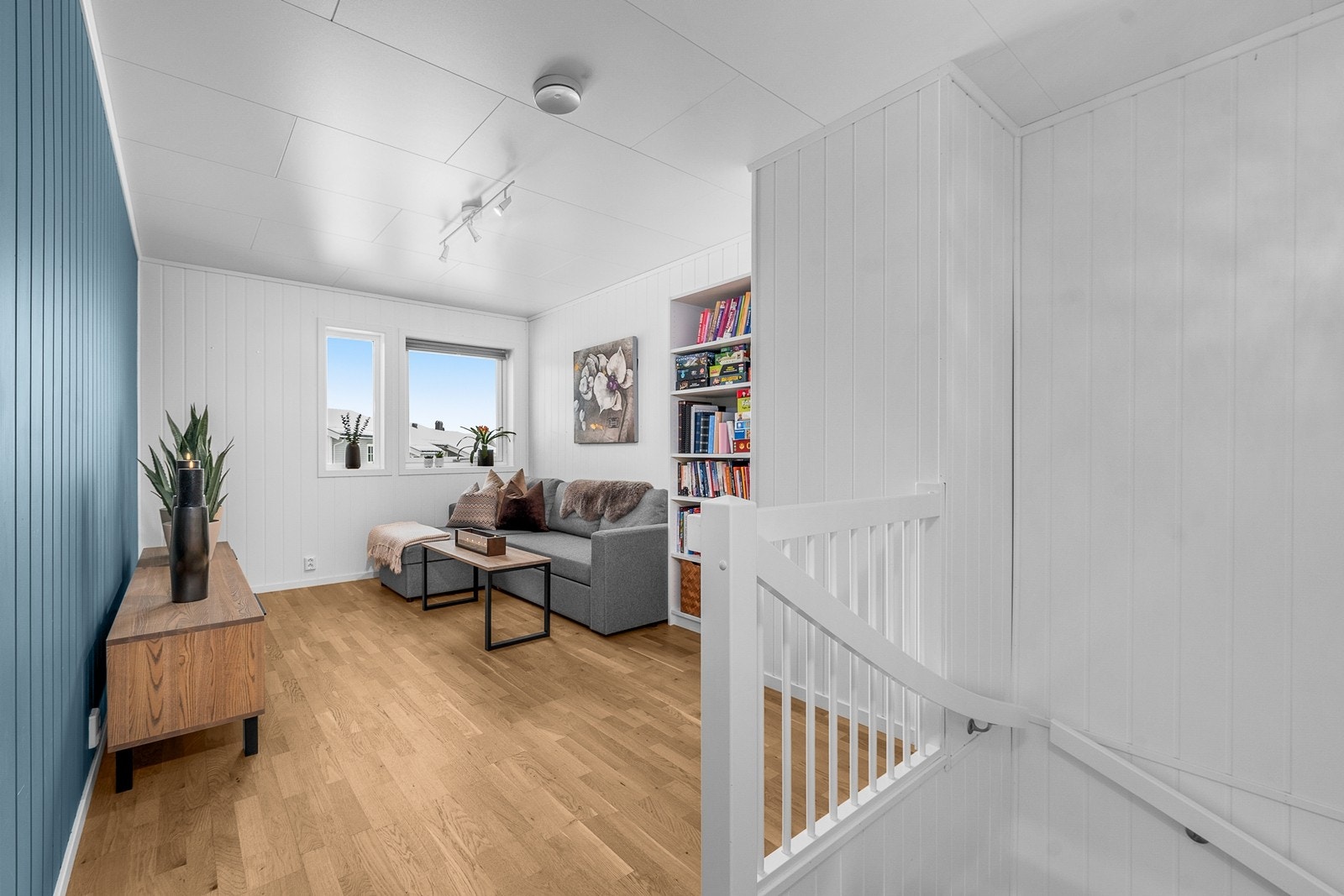 2. etasje består av loftstue, tre soverom og bad. Galleribilde