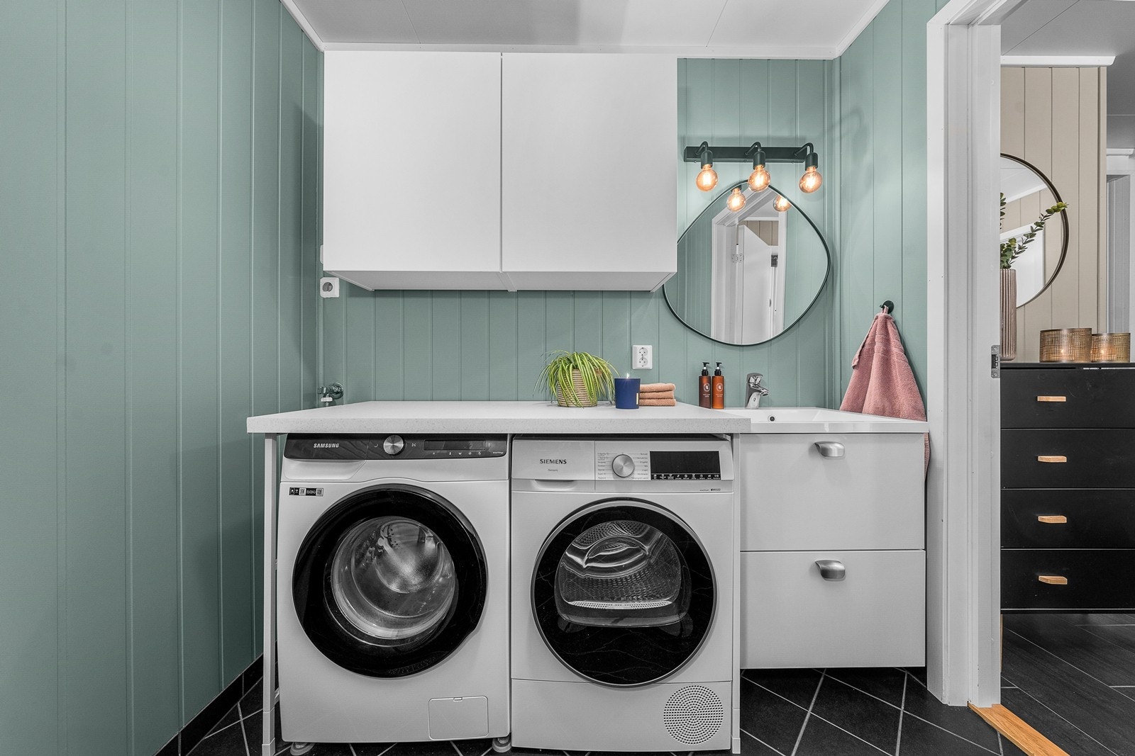 Opplegg for vaskemaskin og tørketrommel. Praktisk brettebenk og ekstra skal for lagring. Galleribilde