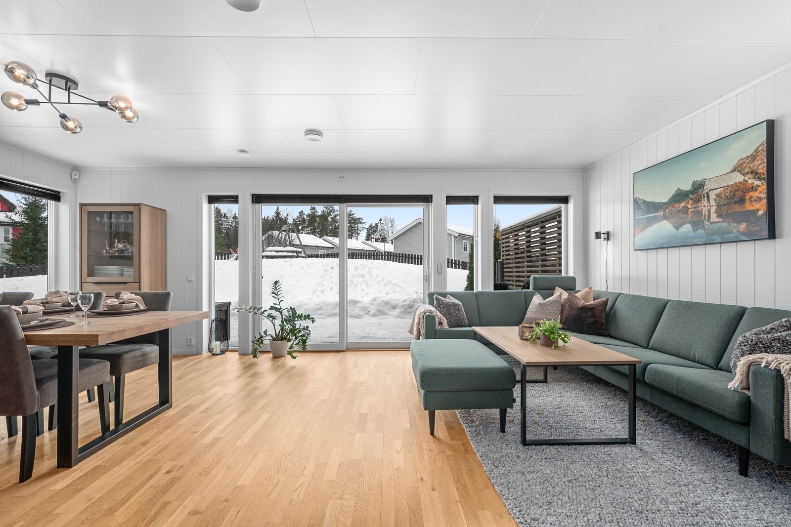 Store vindusflater som gir rikelig med naturlig lys. Galleribilde