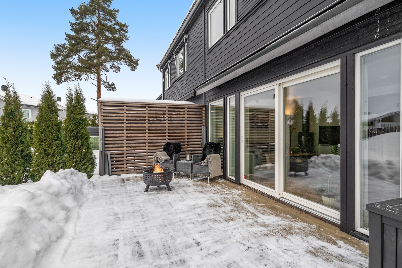 Solrik terrasse som blir en naturlig forlengelse av stuen på sommertid. Galleribilde