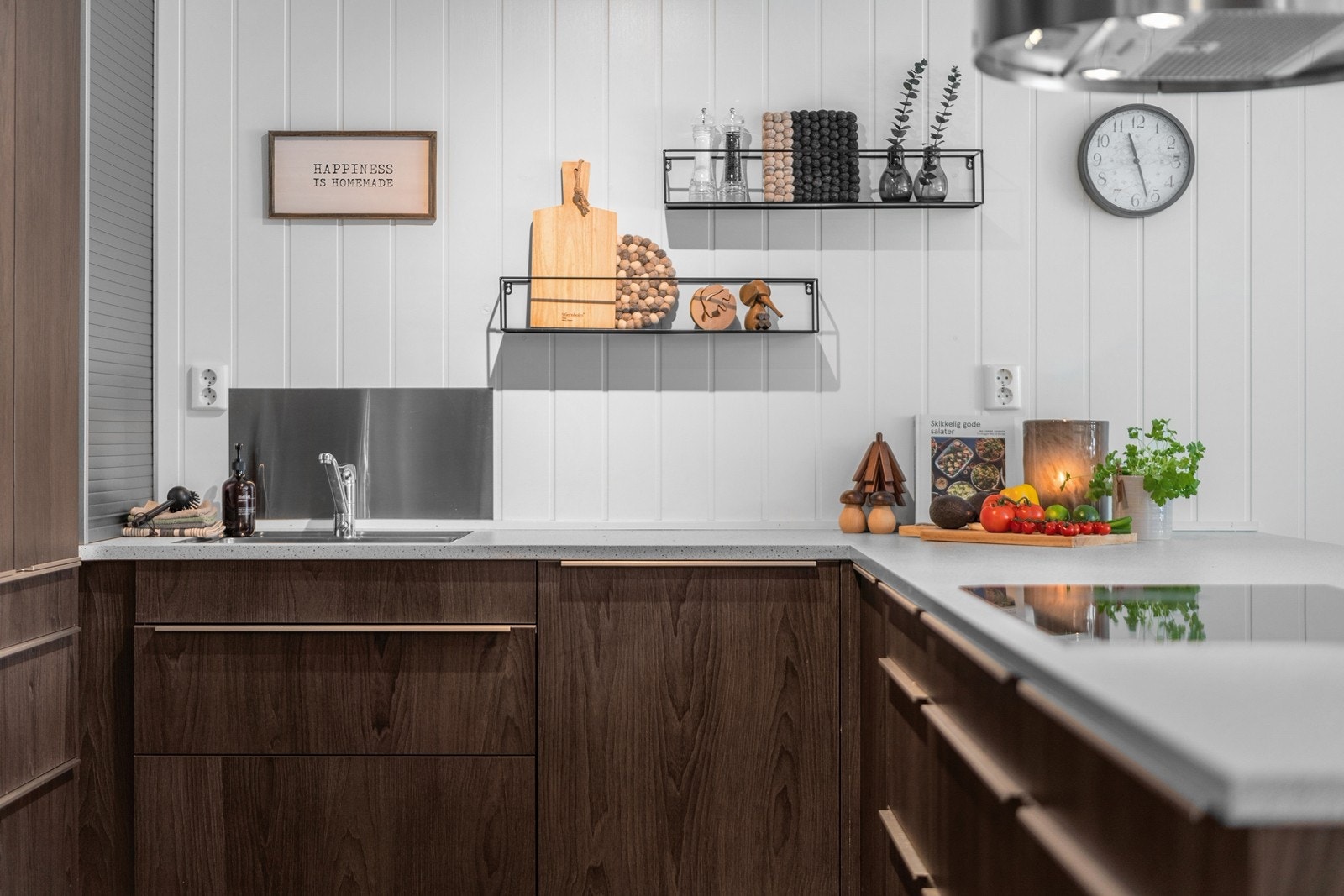 Benkeplaten i laminat har nedfelt oppvaskkum med ettgreps armatur og en romslig keramisk koketopp. Over benkeplaten er det delvis platekledning og gode strømuttak. Fritthengende ventilator er tilkoblet avtrekkskanal, og avtrekksventil i himlingen. Galleribilde