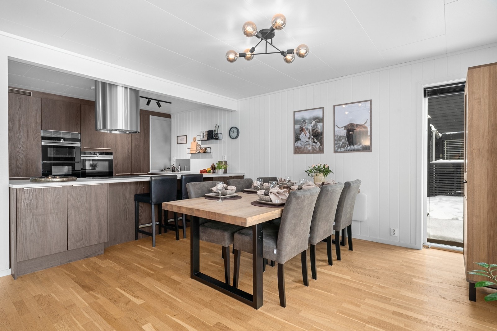 Kjøkkenet er utstyrt med integrerte hvitevarer, inkludert dampovn, mikrobølgeovn, kombinert stekeovn i høyskap, oppvaskmaskin og kjøleskap. Galleribilde