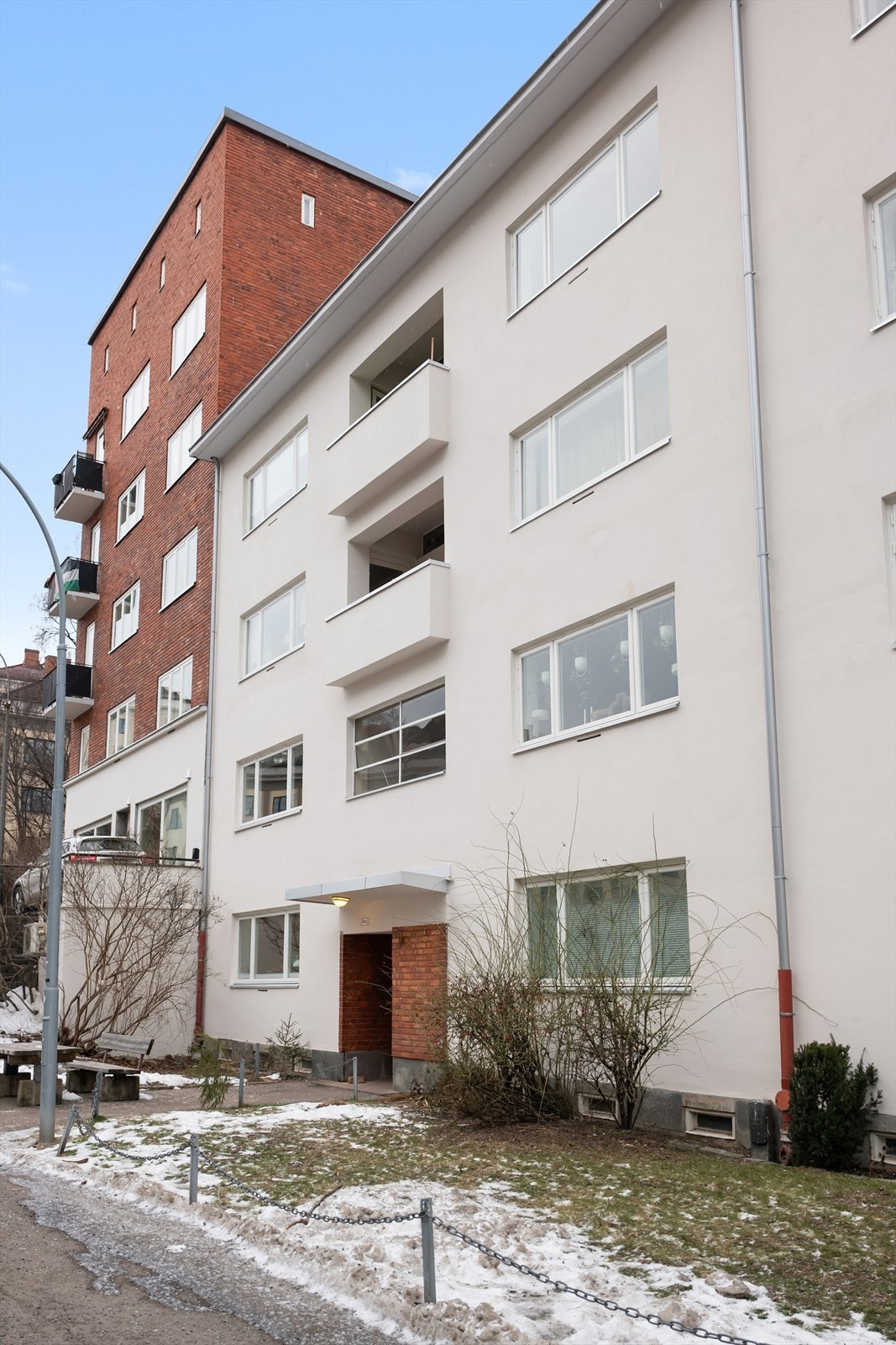 Bygården fra 1936 har nylig oppussede og malte fasader (2023/2024). Galleribilde