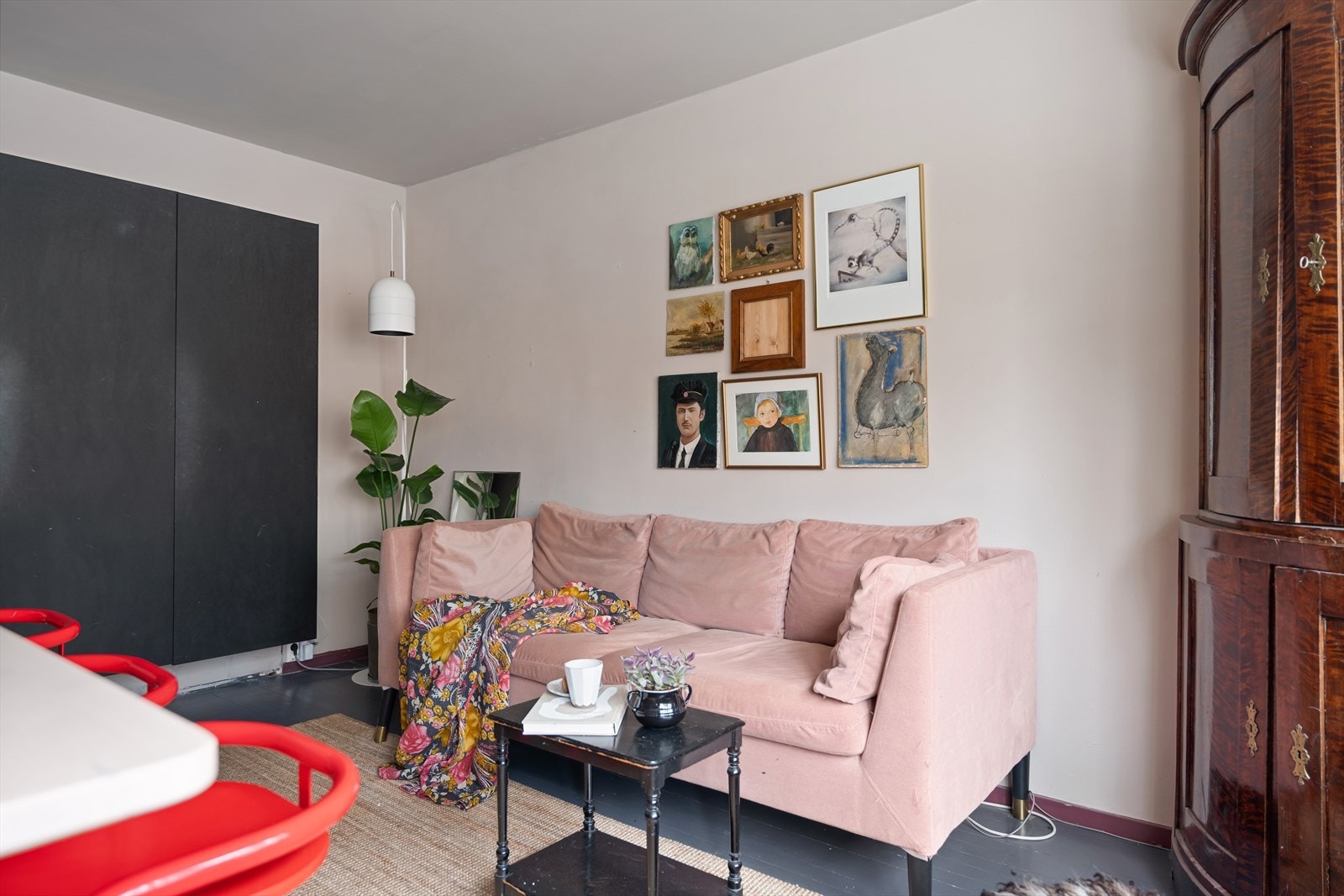 Stuen er stilfullt oppgradert med malte vegger (2022) og malt tregulv. Galleribilde