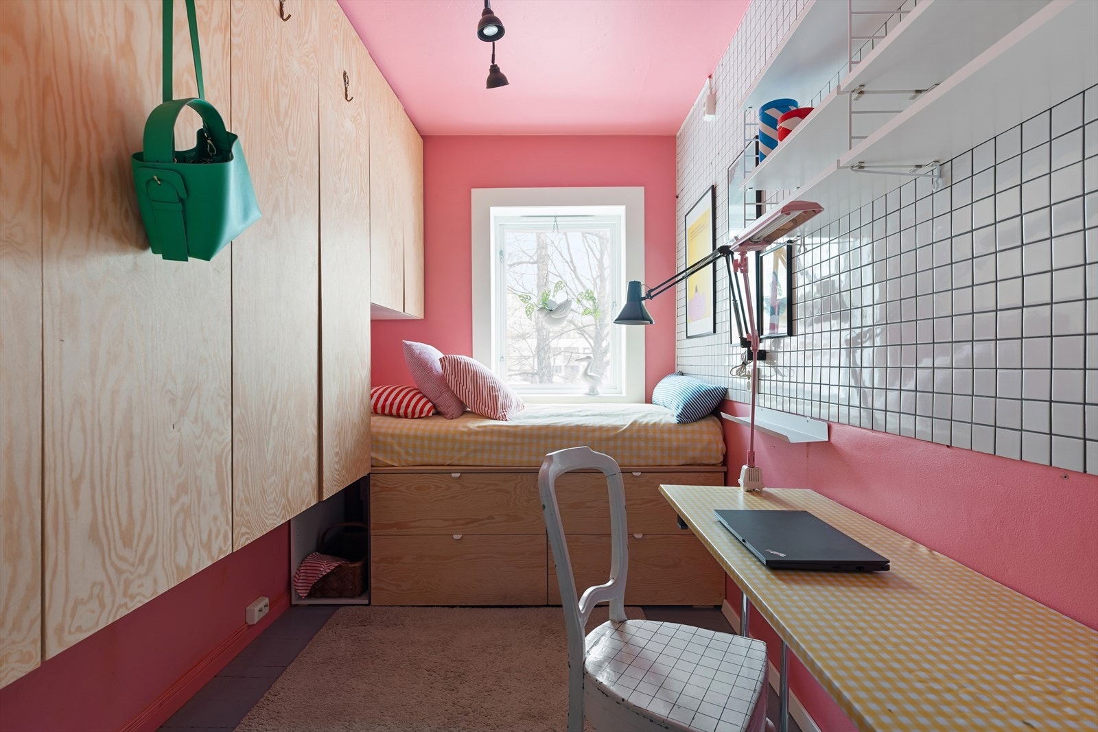 Rommet ble etablert i 2019 med plassbygget seng og rikelig med skapplass. Galleribilde