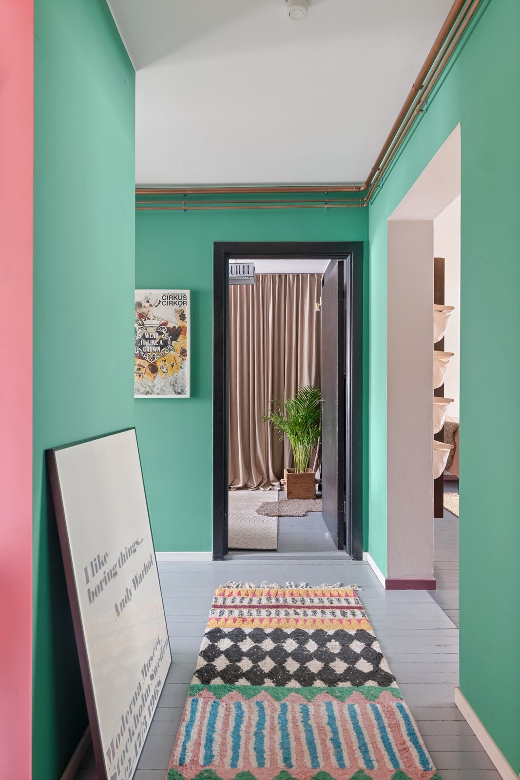 Fra entréen er det tilgang til alle rom i leiligheten. Galleribilde