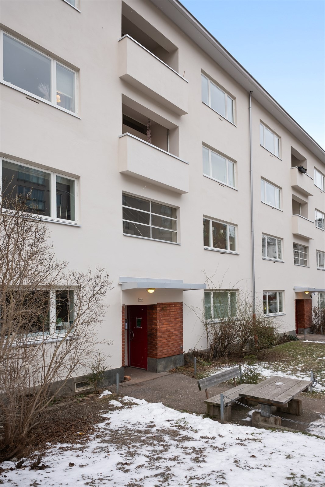 Leiligheten disponerer to romslige boder, en i kjeller og en på loft. Galleribilde