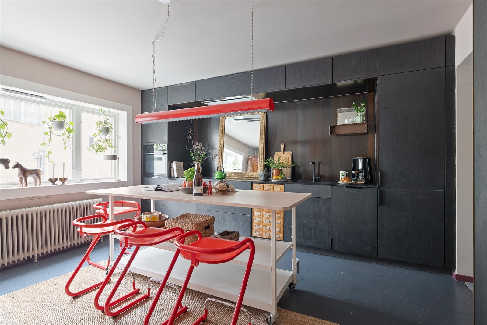 Kjøkkeninnredningen fra Kvik (2019) har et moderne uttrykk med glatte Valchromat-fronter og en benkeplate i kompaktlaminat. Galleribilde