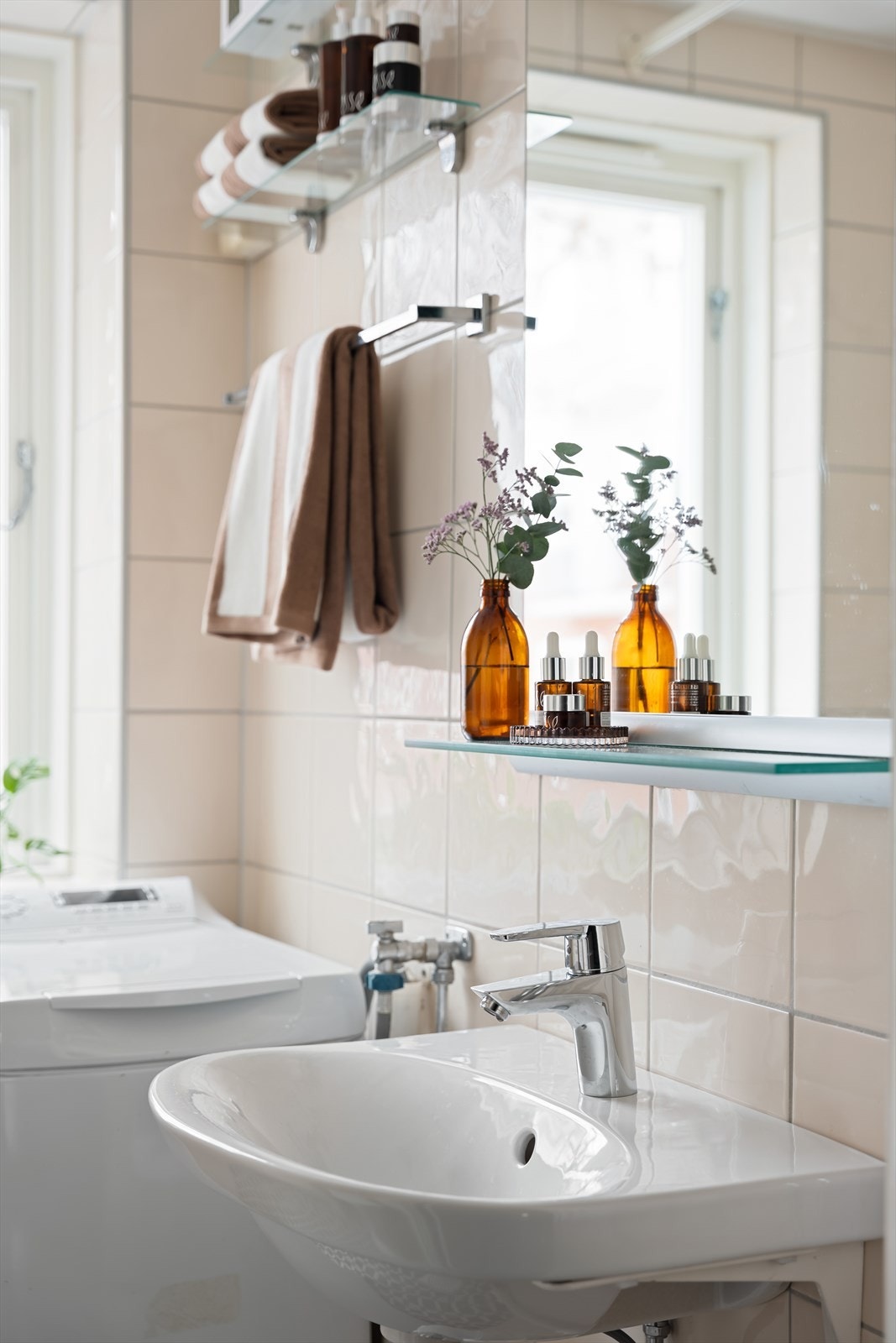 Det er montert opplegg for vaskemaskin på badet (medfølger). Galleribilde