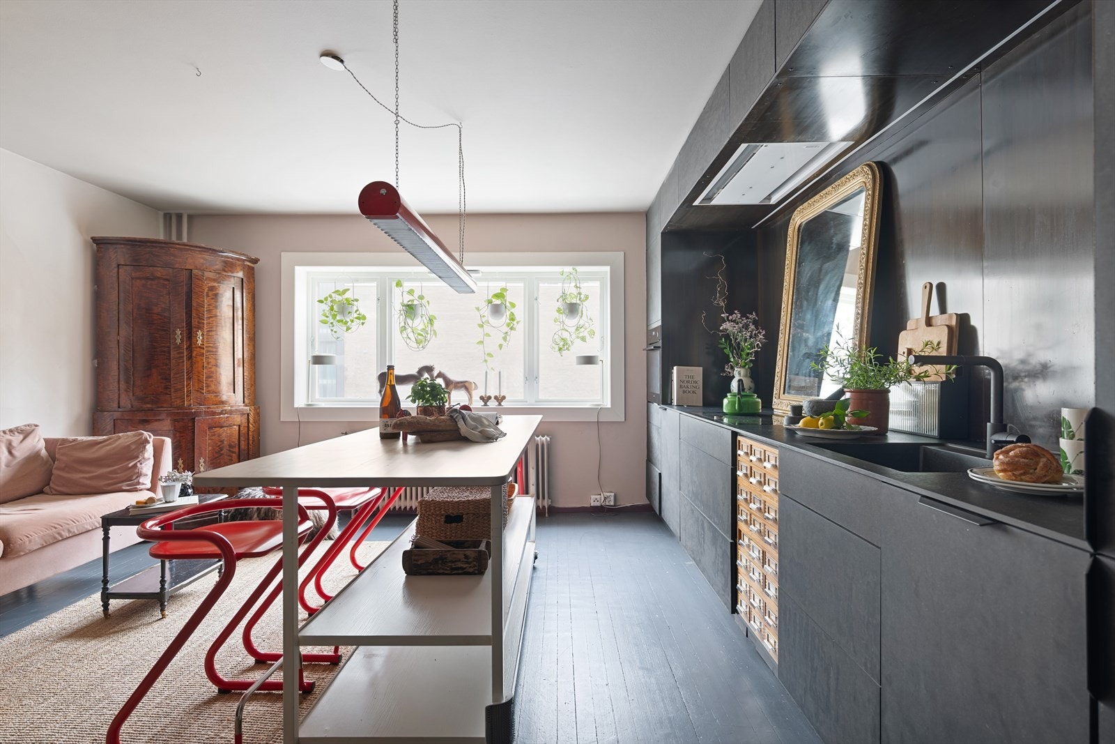 Leiligheten har en smart planløsning som er modernisert for en sosial og åpen livsstil. Galleribilde