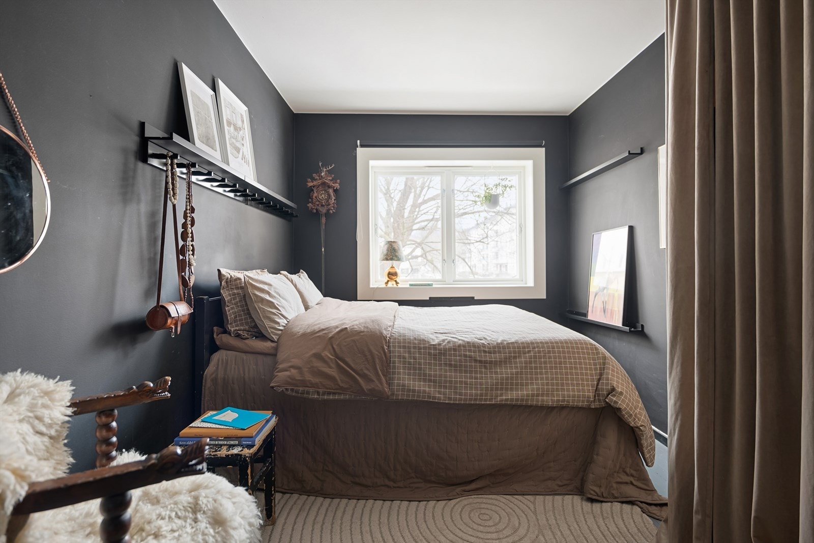 Hovedsoverommet er romslig og vender mot en stille bakgård. Galleribilde