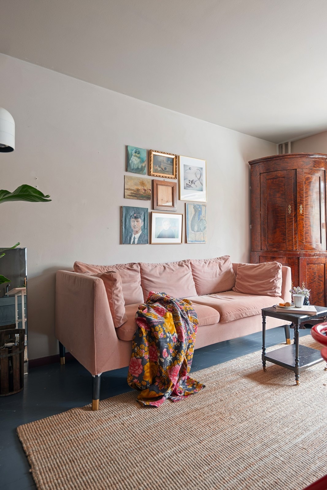 Den gjennomgående planløsningen og de store vindusflatene (fra 2023/2024) sørger for en luftig romfølelse. Galleribilde