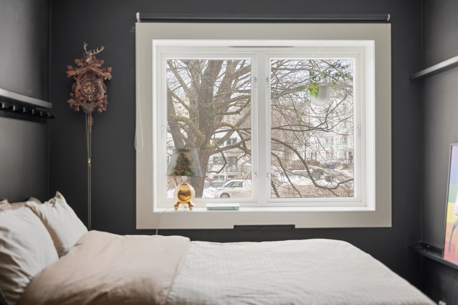 Rommet har nytt vindu fra 2023/2024 med tre-lags glass. Galleribilde