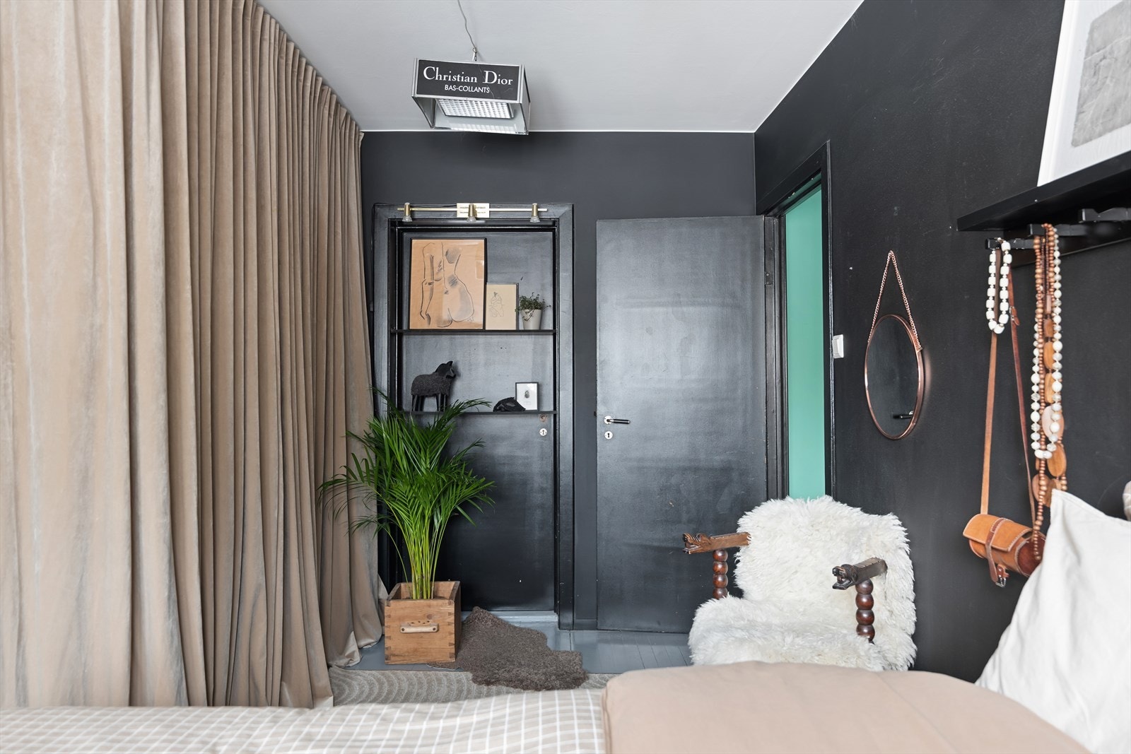 Malte overflater og malt tregulv gir et rustikt og sjarmerende preg. Galleribilde