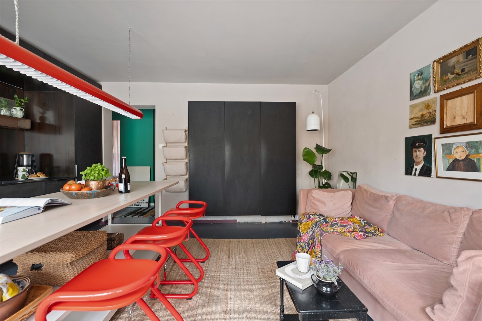 Den åpne løsningen gir god plass til både sofagruppe og spiseplass. Galleribilde