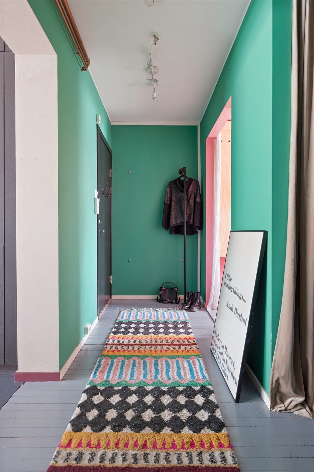 Leiligheten byr på flotte kvaliteter som en gjennomgående planløsning og svært gode oppbevaringsmuligheter. Galleribilde