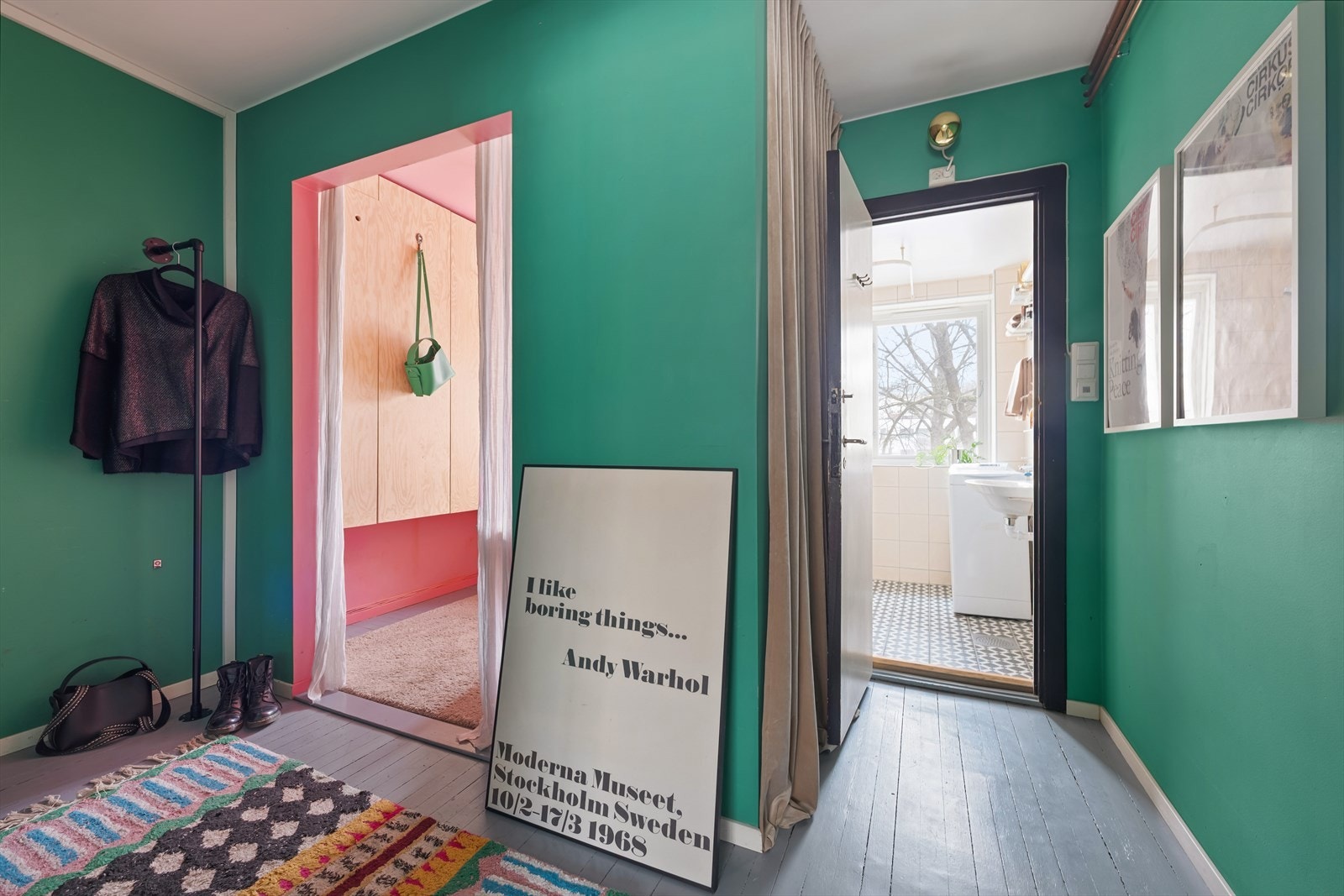 Det er enkel trappeadkomst til 2. etasje, hvor du blir møtt av en stilfull entré med malt tregulv og slette veggflater. Galleribilde