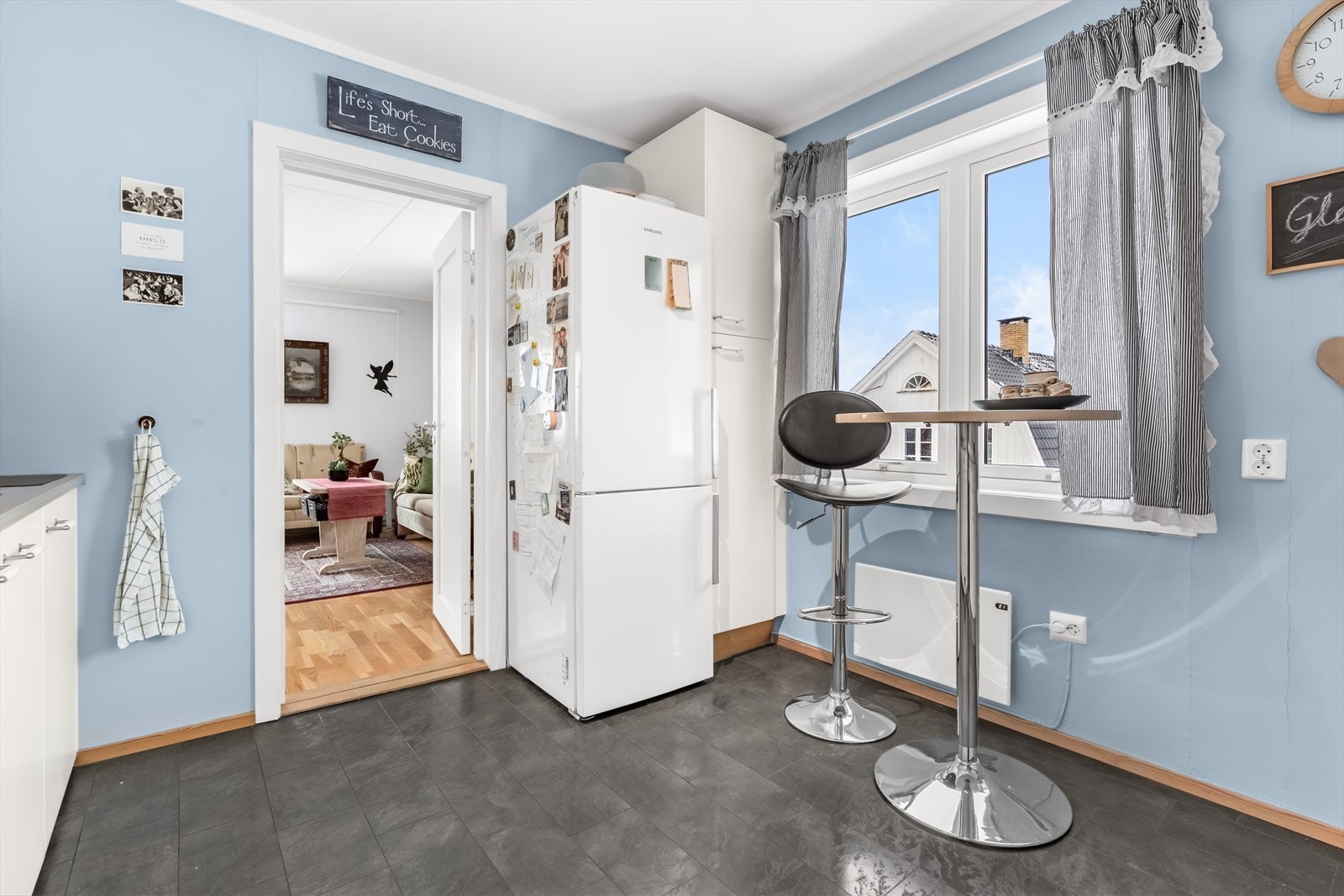 Kjøkkenet ligger adskilt fra stuen og spisstuen Galleribilde