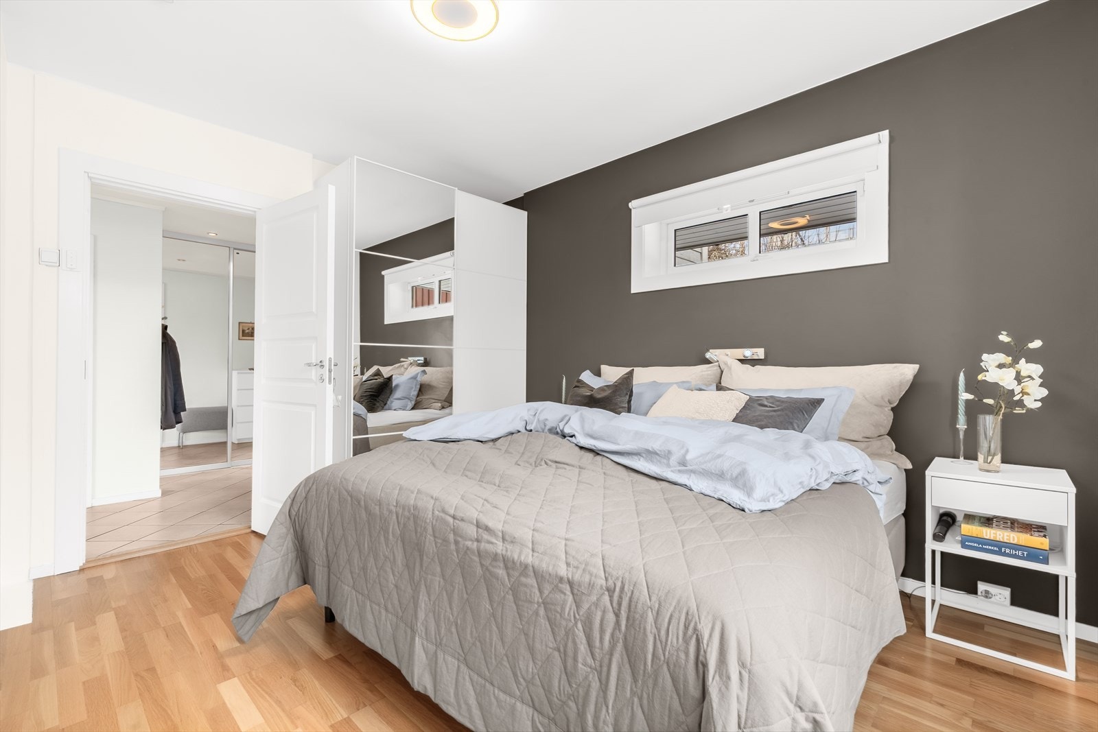 God plass til både dobbeltseng, nattbord på hver side og øvrig møblement Galleribilde