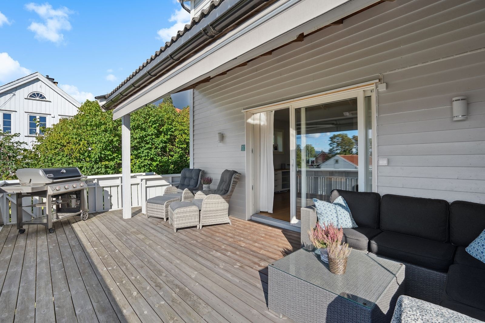 Fra spisestuen er det også utgang til verandaen på 27 kvm som vender mot vest Galleribilde