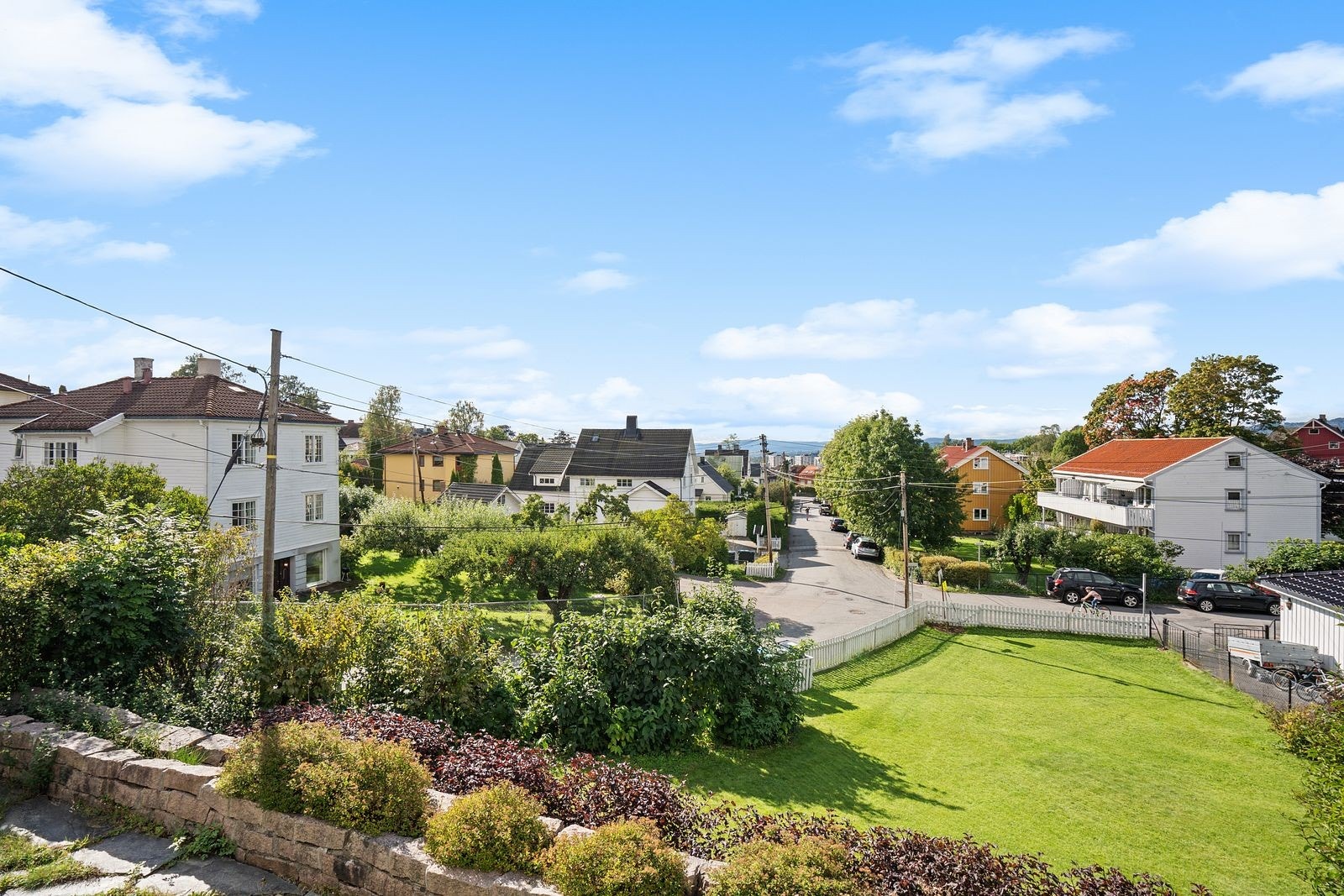 Utsikten fra veranda og hagen Galleribilde