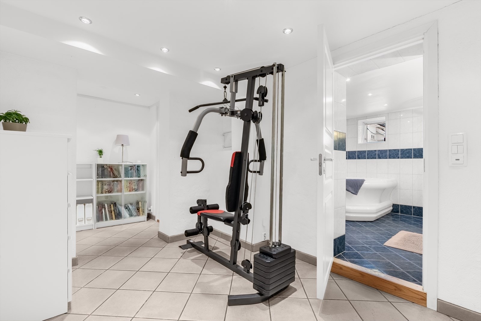 Størrelsen på hallen gjør at dagens eiere har brukt det til et allsidig rom Galleribilde