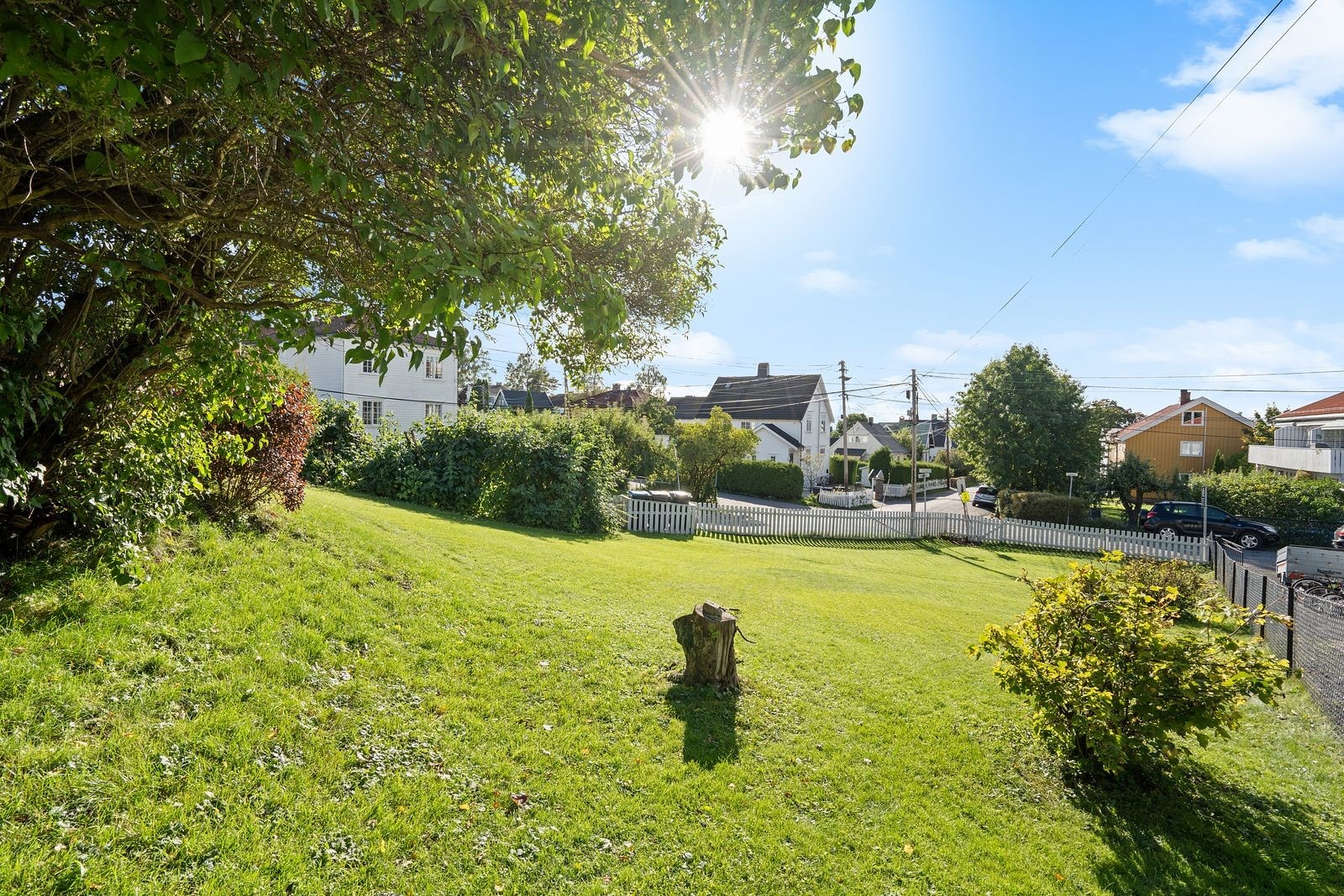 Tomten er rammet inn med gjerder og beplantning Galleribilde
