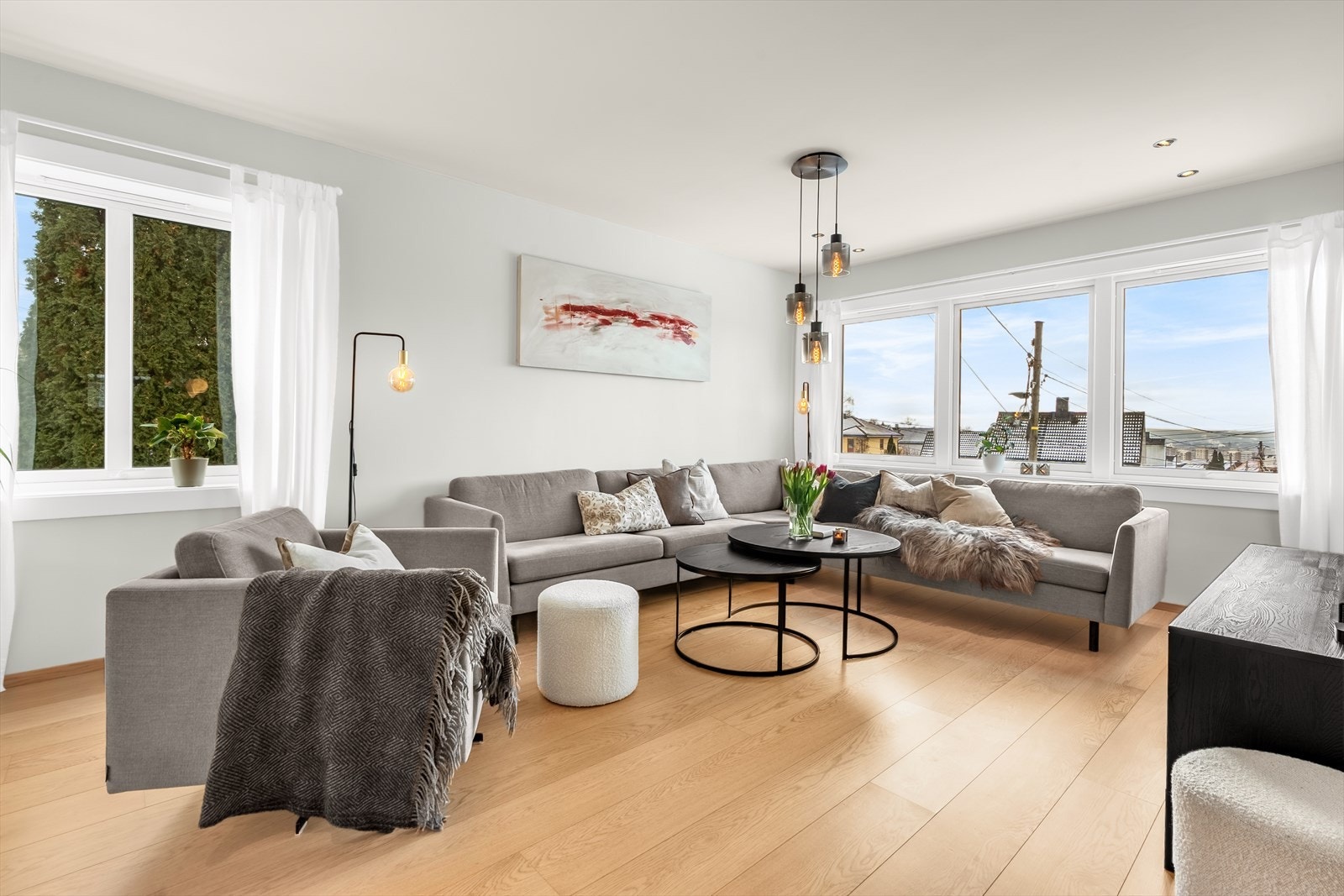 Stuen i 1. etasje er romslig med lysinnslipp fra flere himmelretninger Galleribilde