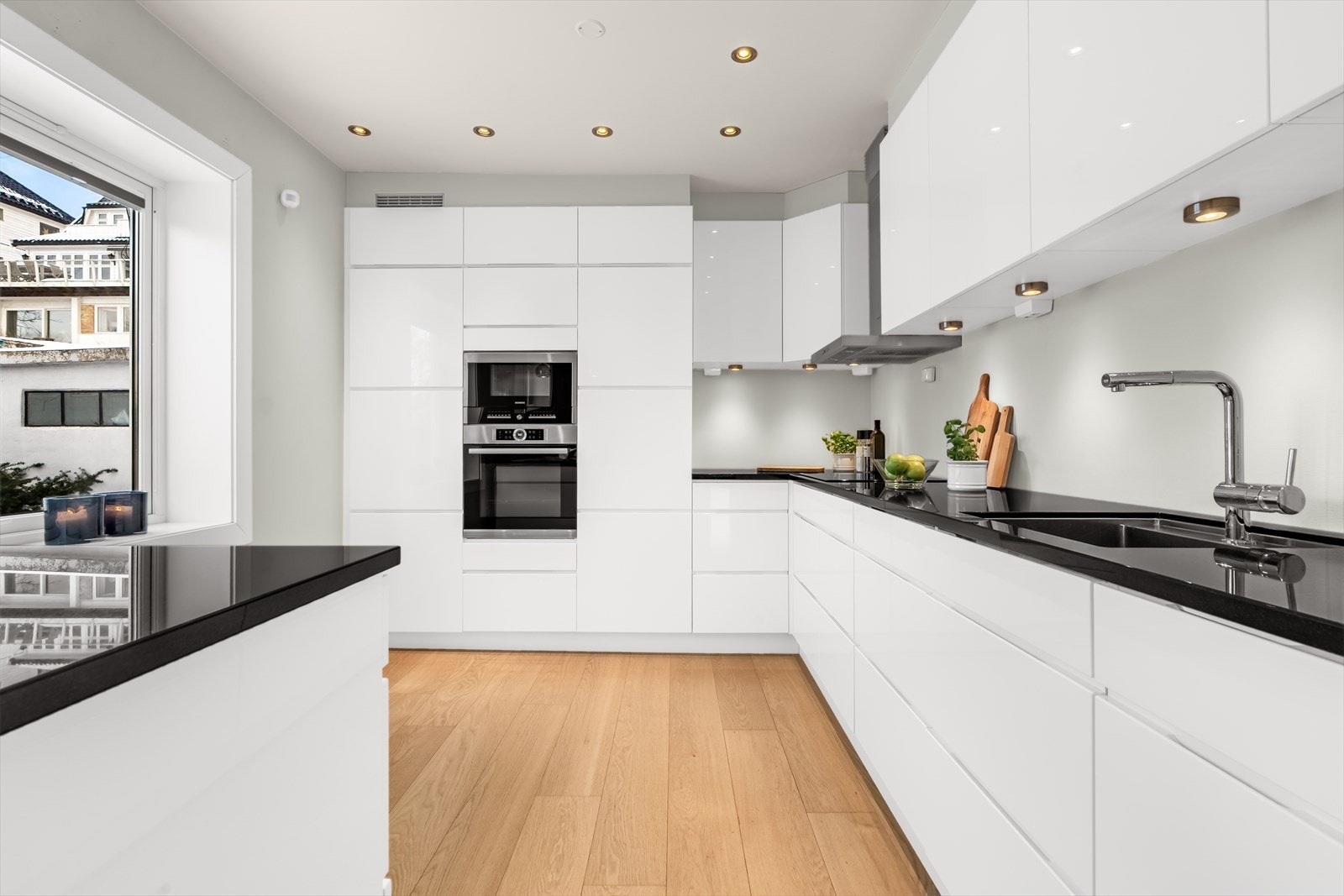 Innredningen har slette fronter med takhøyde og en god utforming Galleribilde