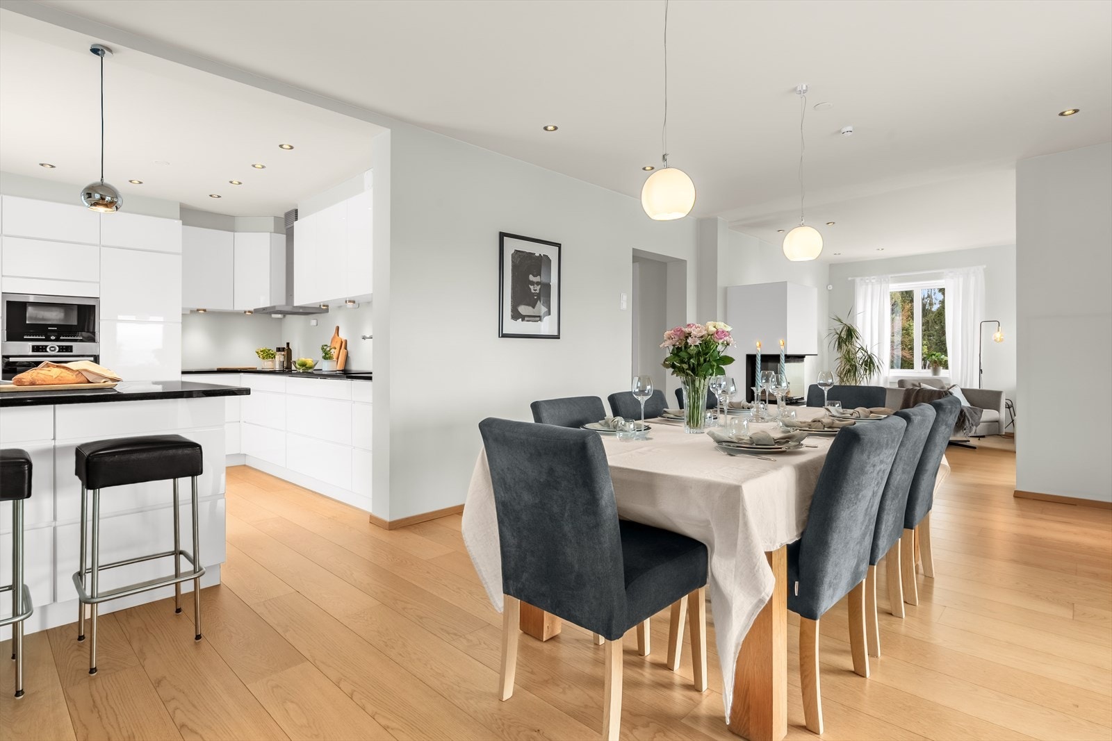 Inne i boligen igjen ligger spisestuen i en åpen løsning med både kjøkken og stue Galleribilde
