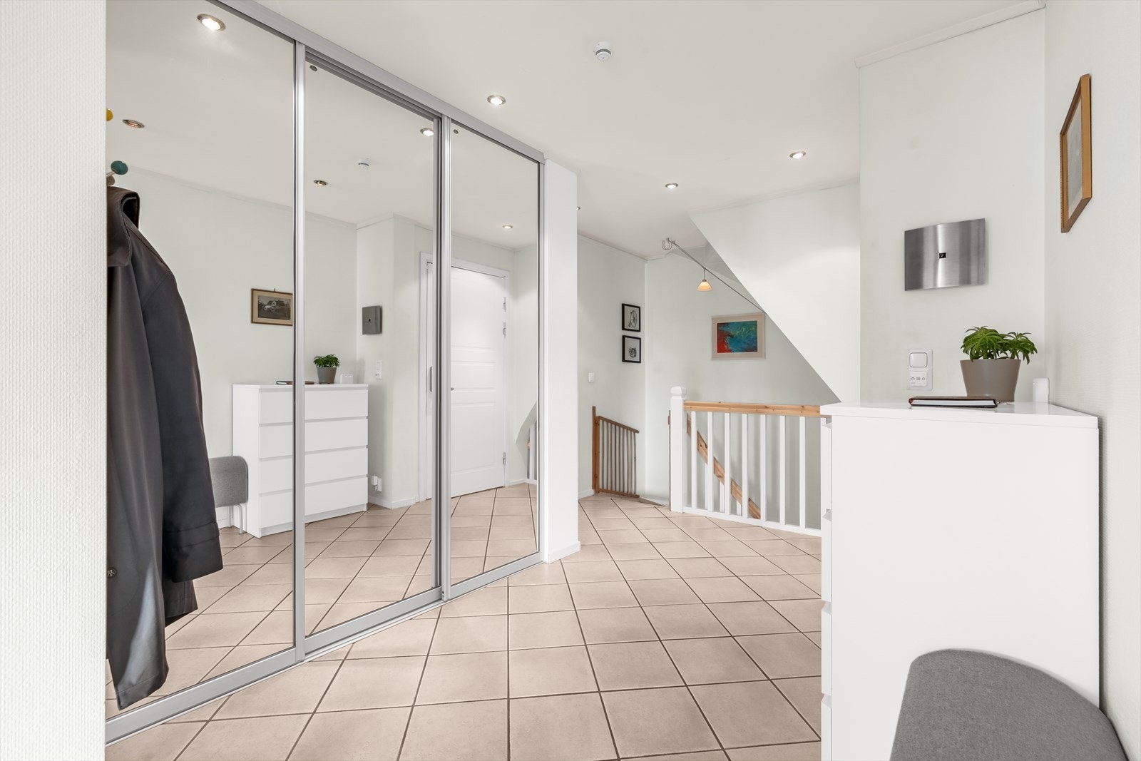 Entréen skiller rommene fra hverandre og fører ned til kjelleren Galleribilde