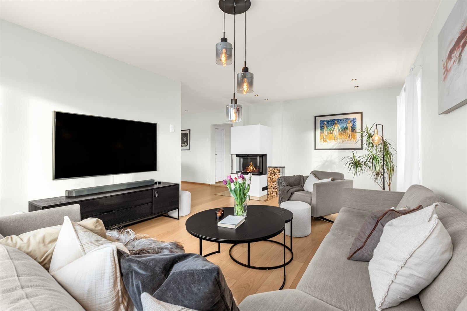 Stuen og peisen ble oppusset i 2020 Galleribilde