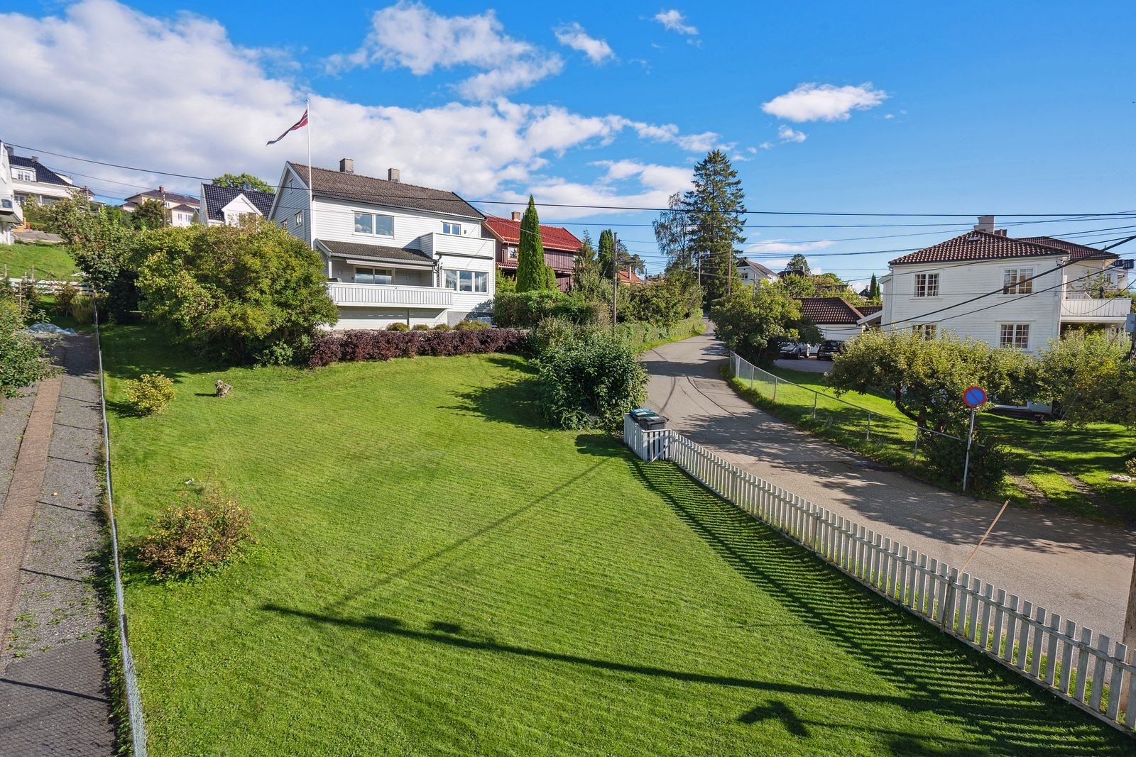 Tomten er på over 1,1 mål, og hagen en drøm for de med litt grønne fingre - Det ble på 2 av ytterveggene i 2023 byttet kledning og etterisolert Galleribilde