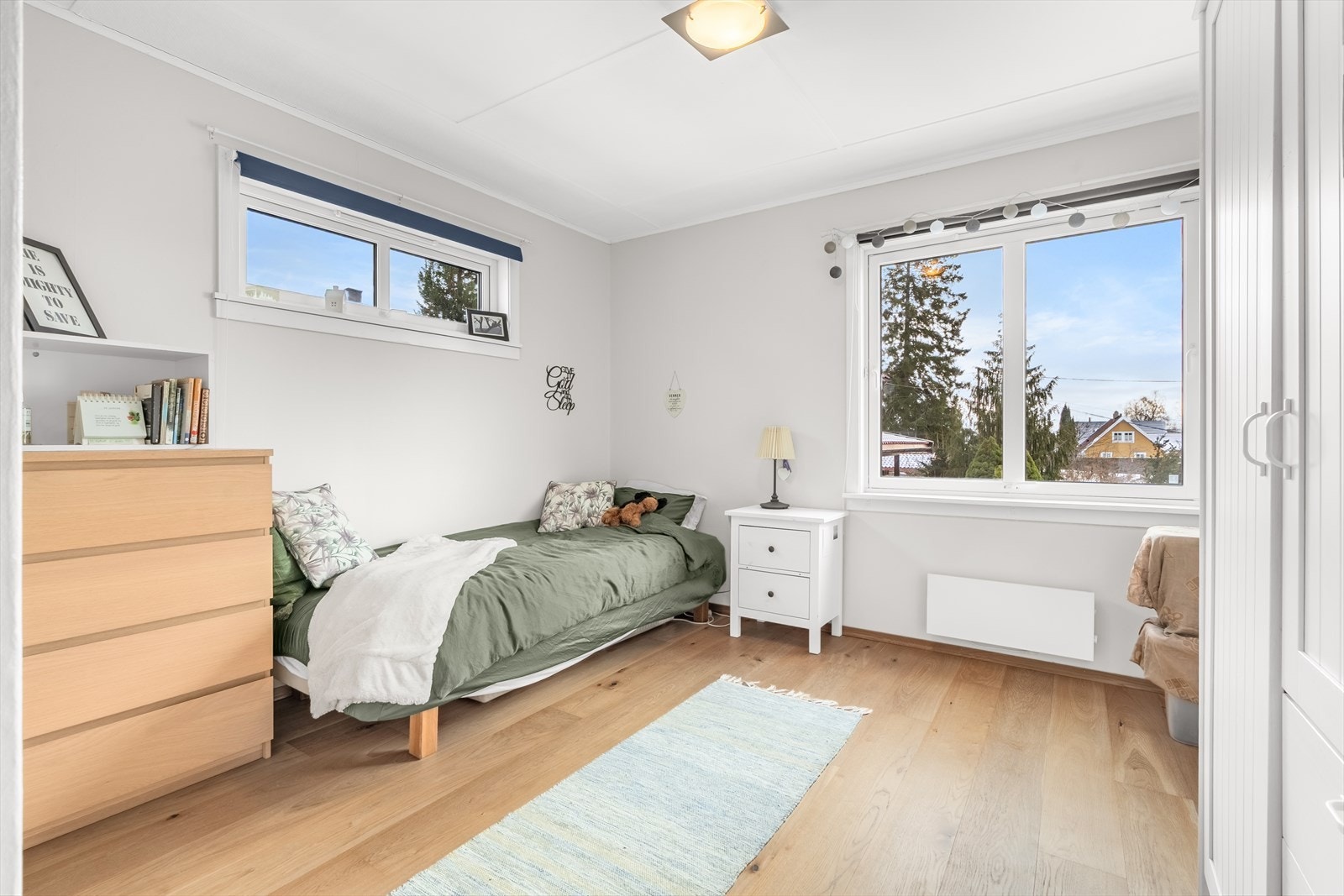 Soverom II i 2. etasje er lyst med pent gulv og slette vegger Galleribilde