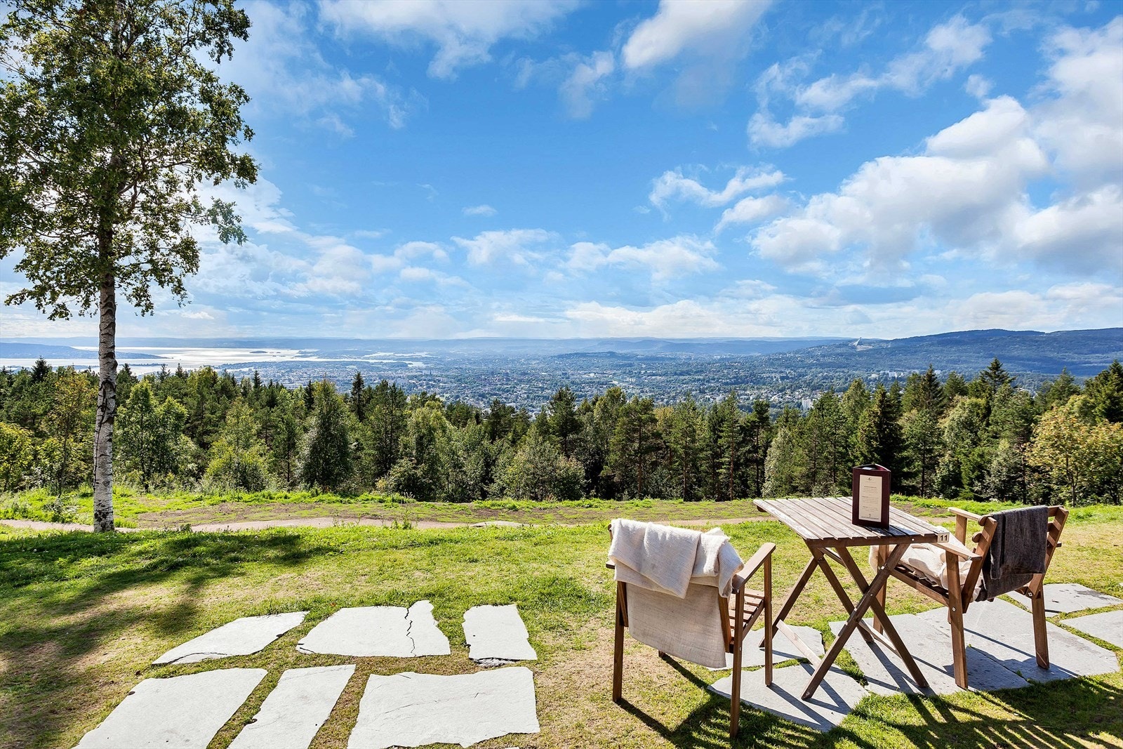 Grefsenkollen har restaurant, sauna, bålpanner og Oslos råeste utsikt - hit går det både turvei og bilvei Galleribilde