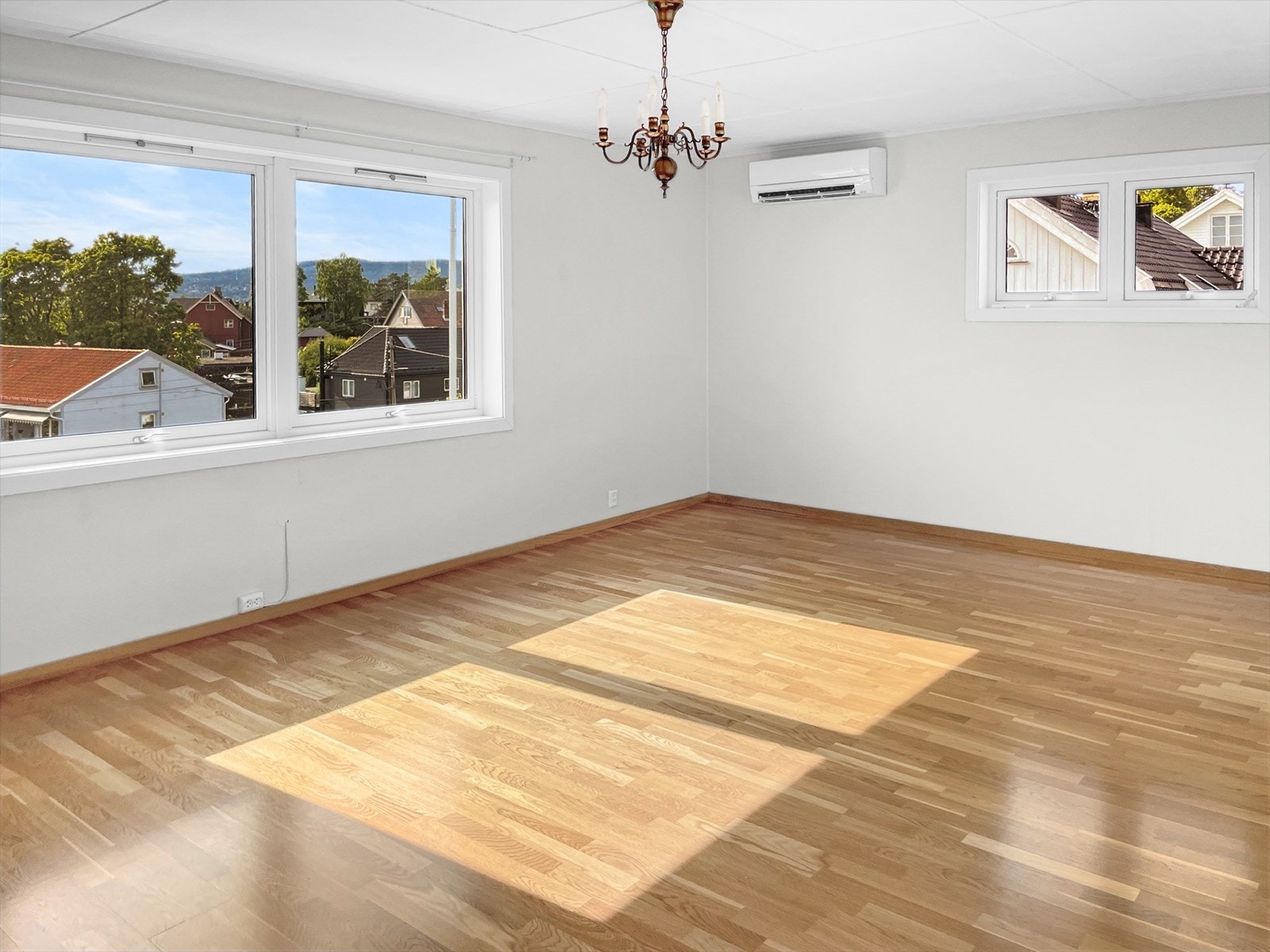 Stor stue som enkelt møbleres i soner Galleribilde