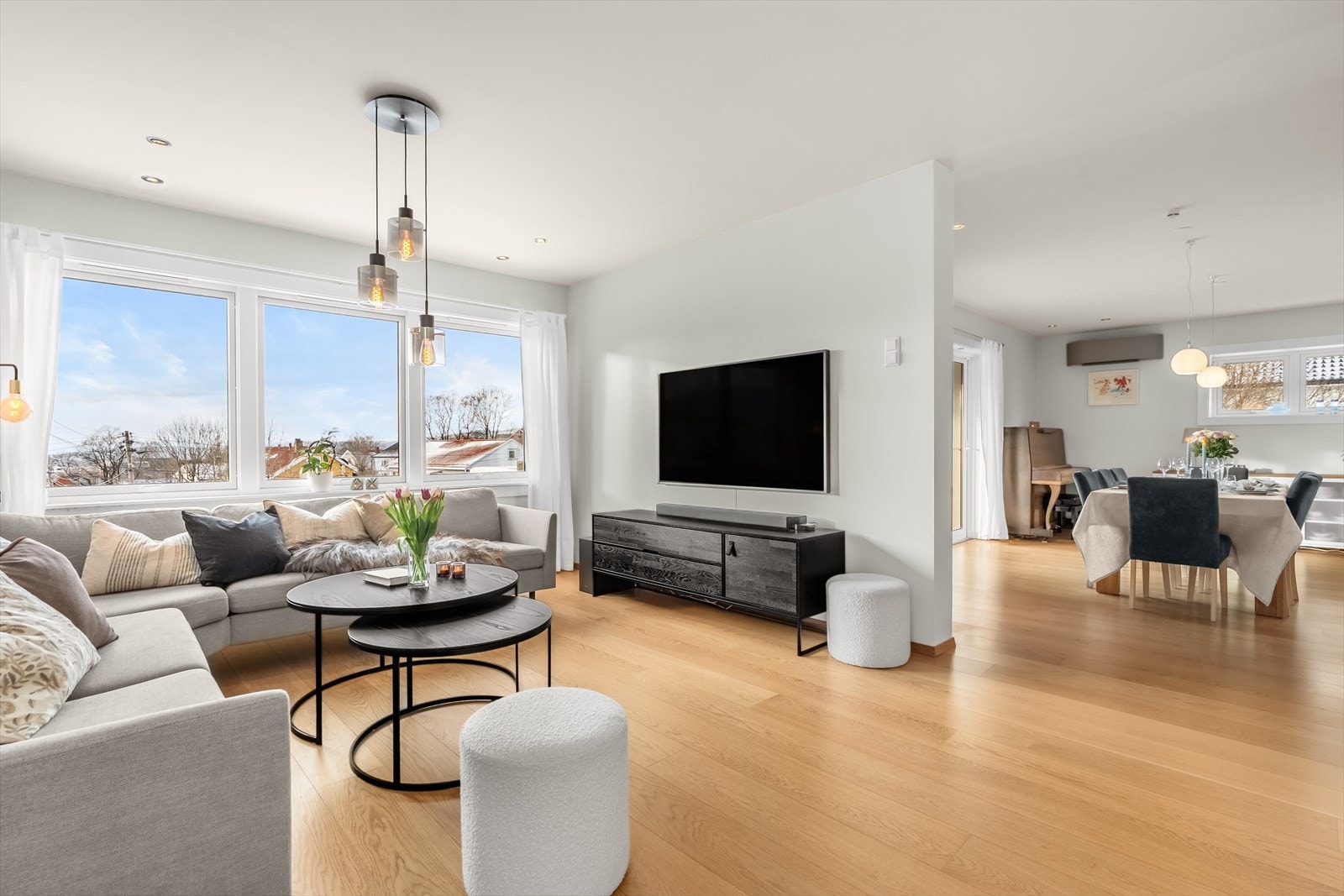 Boligen går over 3 plan + loft, hvor både 1 og 2 etasje er fullt utstyrt med bla. kjøkken, soverom og toalett/bad Galleribilde